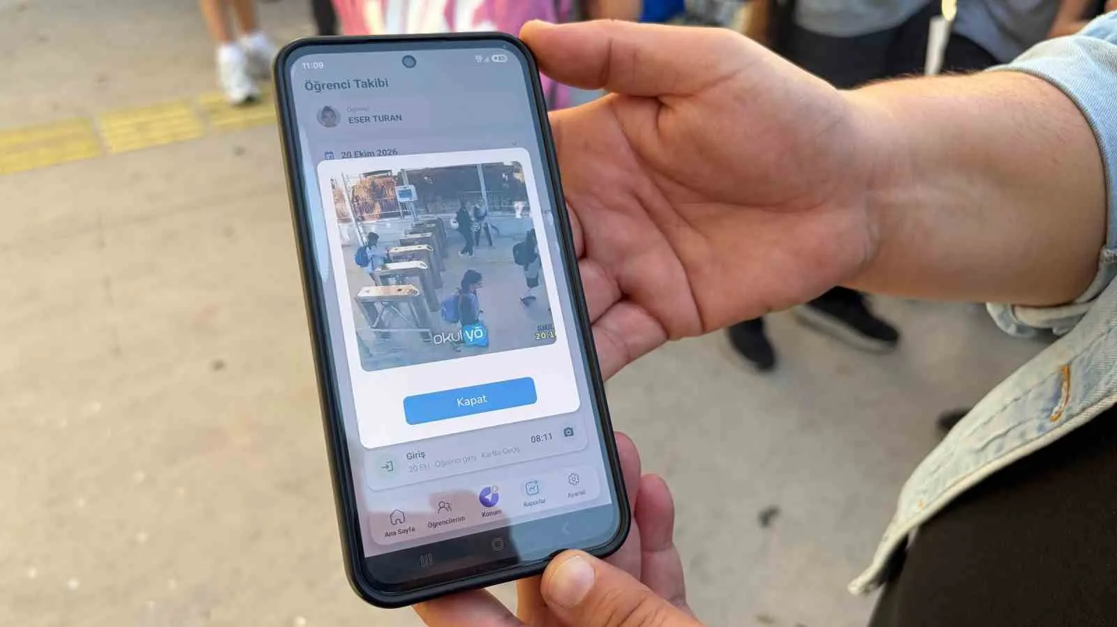 Okul kapısında dijital nöbet: Öğrenci giriş yaptı, velinin telefonu çaldı