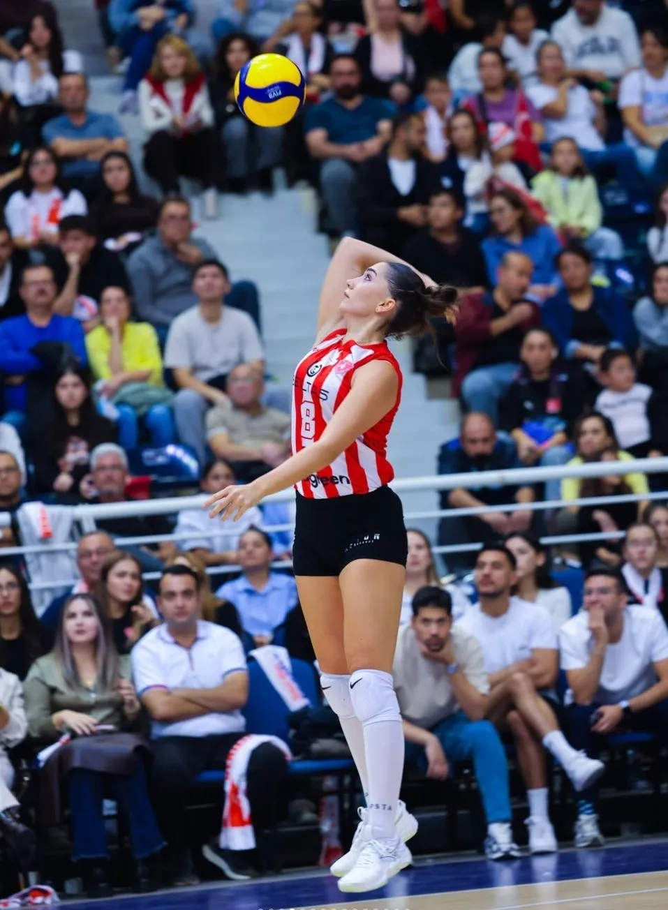 Denizli’de voleybol şöleni: Sultanlar sezona ezici bir galibiyetle başladı