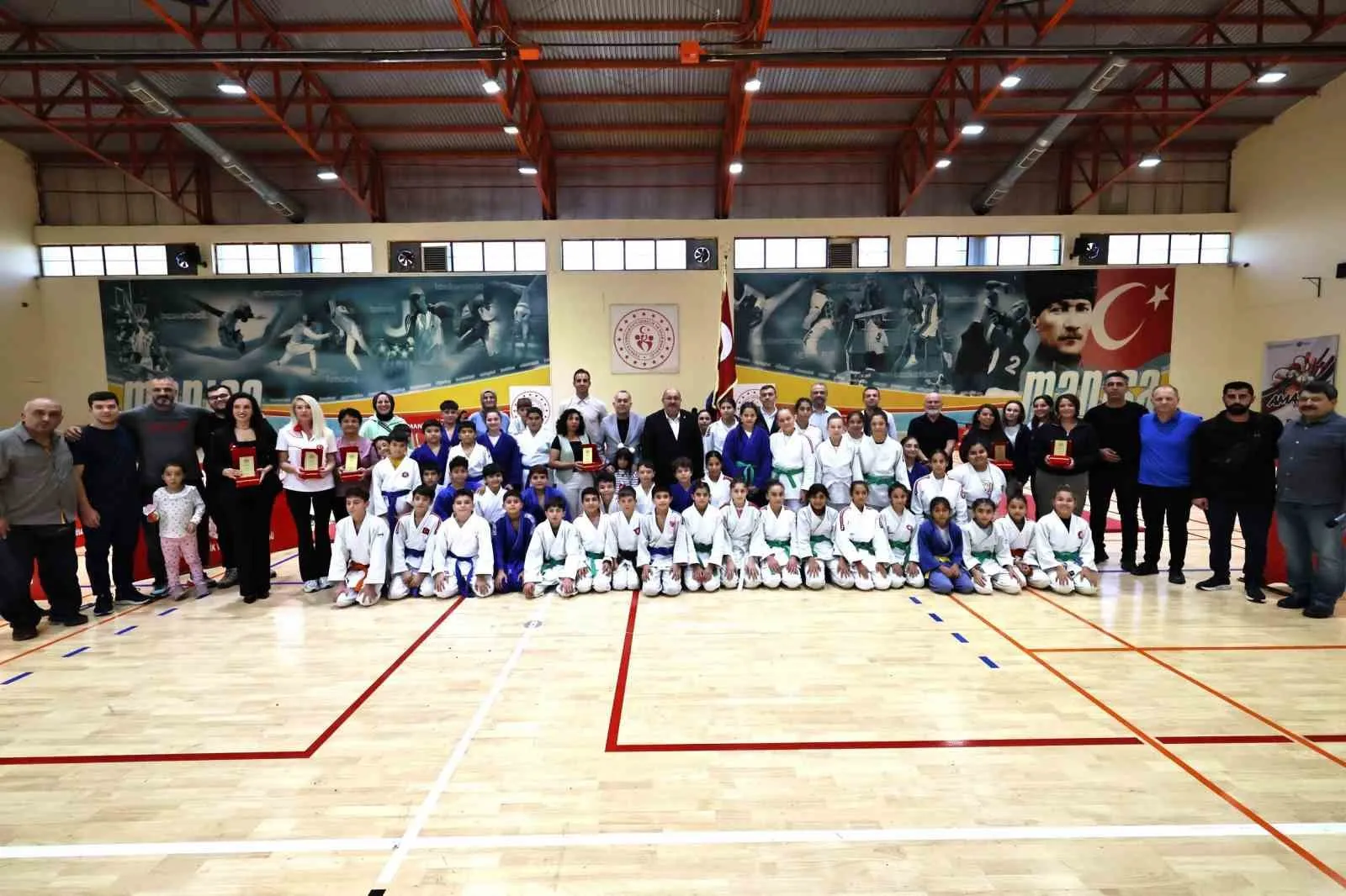 Manisa'da şampiyonları yetiştiren isimlere büyük onur