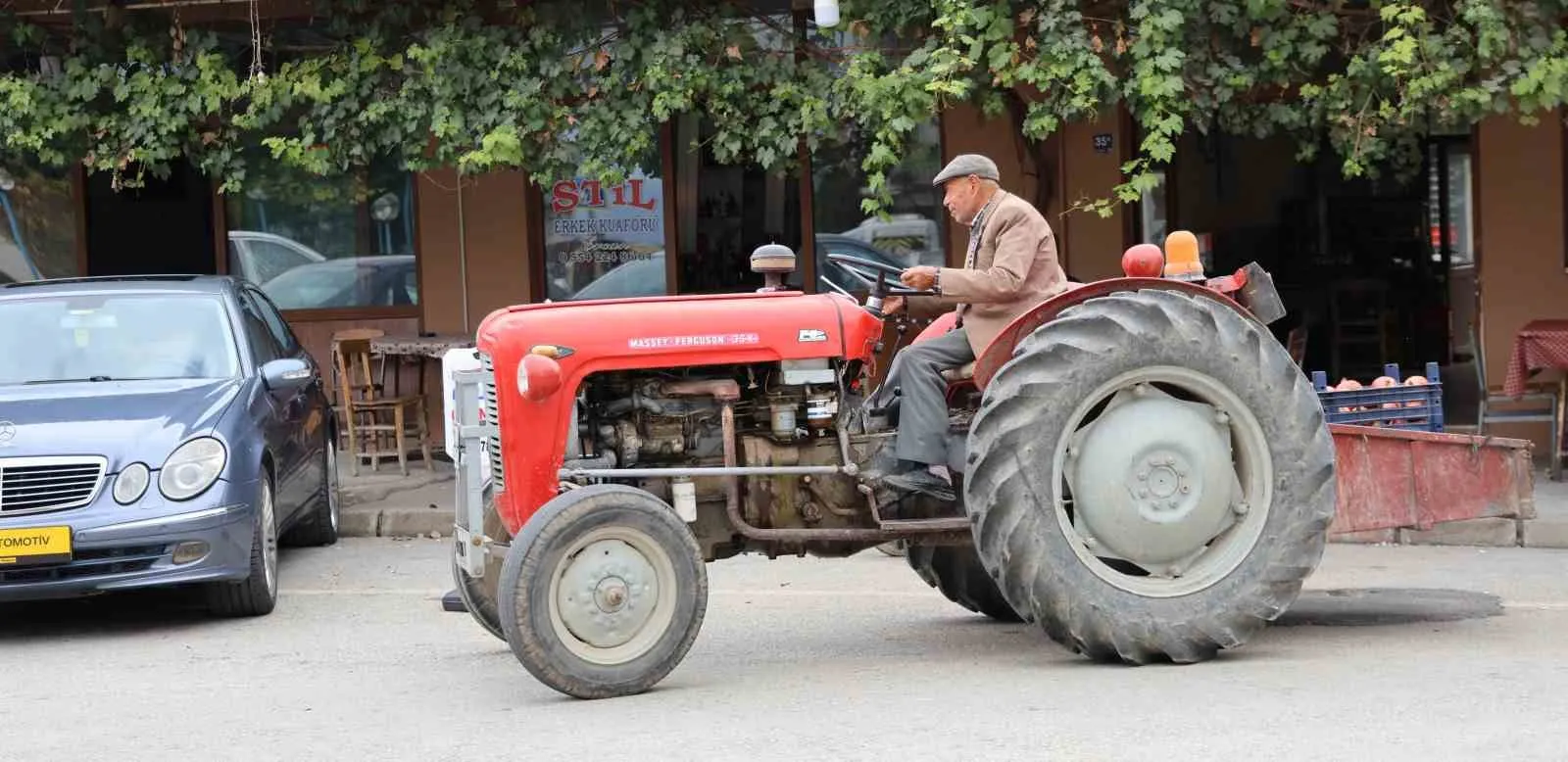 Modern teknolojiye meydan okuyan 88'lik çınar: Emektar traktörüyle ömrünü toprağa adadı