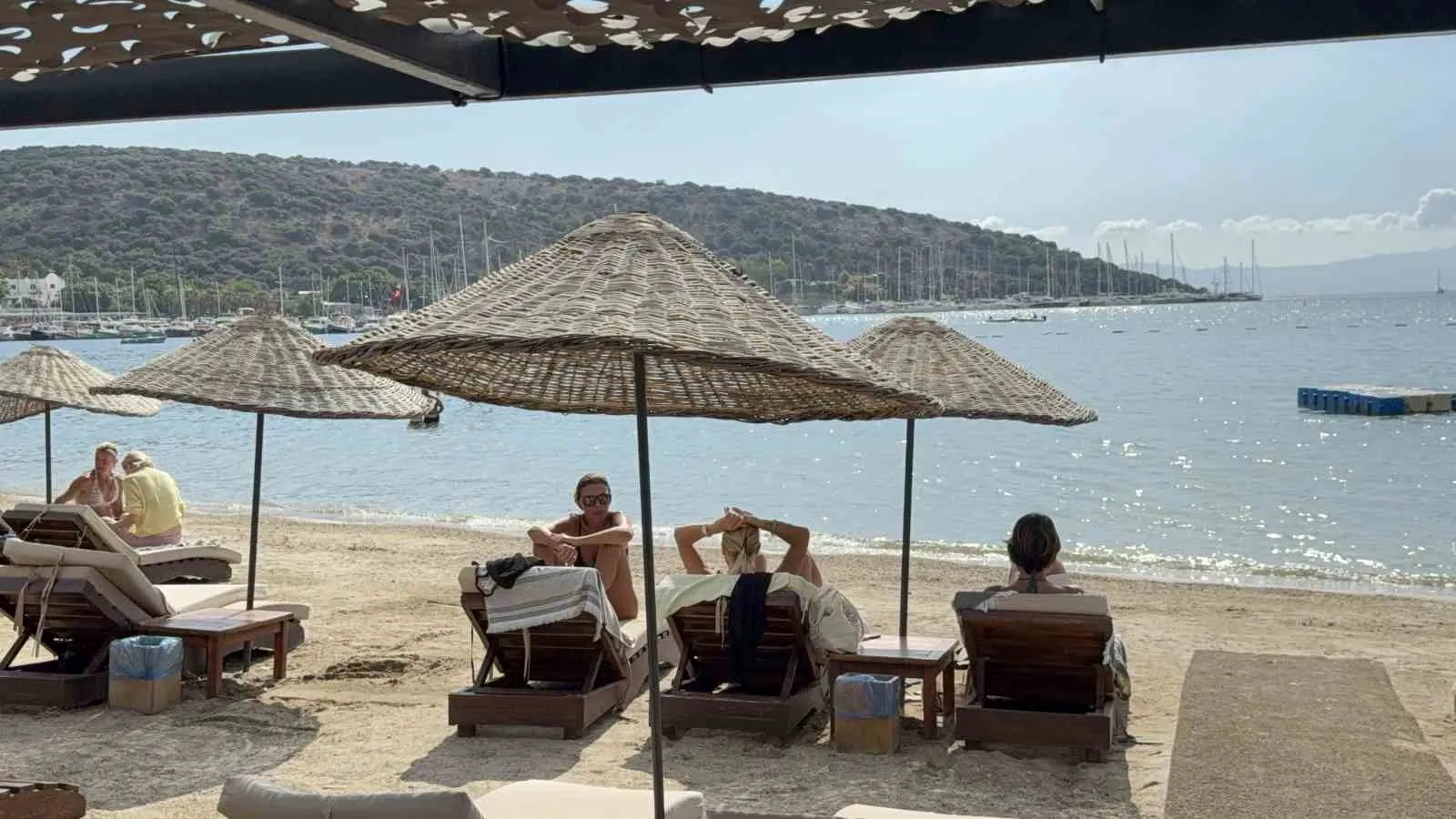 Bodrum'da mevsimler şaştı: Ekim sonunda plajlar doldu taştı