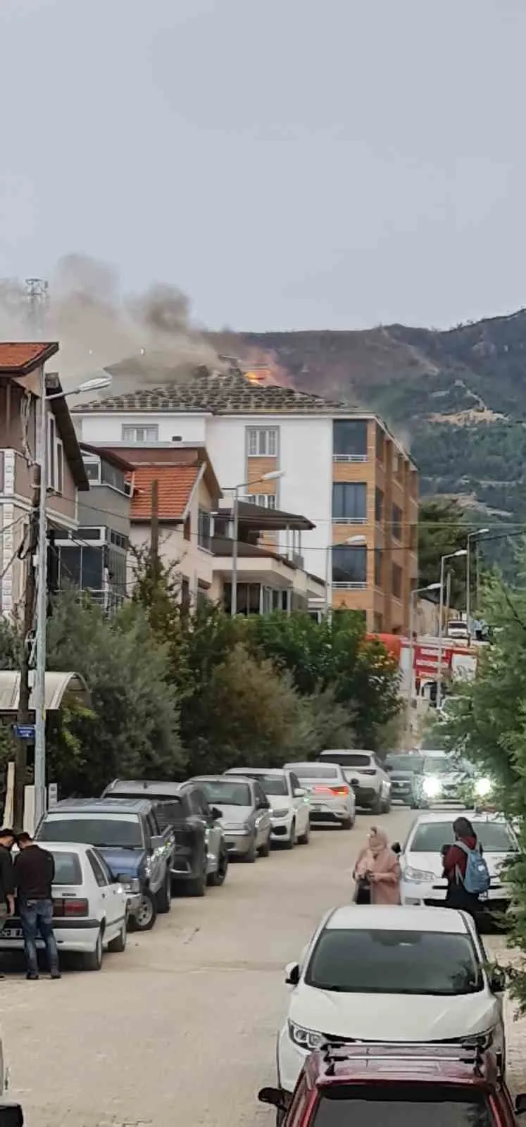 Denizli'de apartman çatısında korkutan yangın: Ekipler alevlerle yarıştı