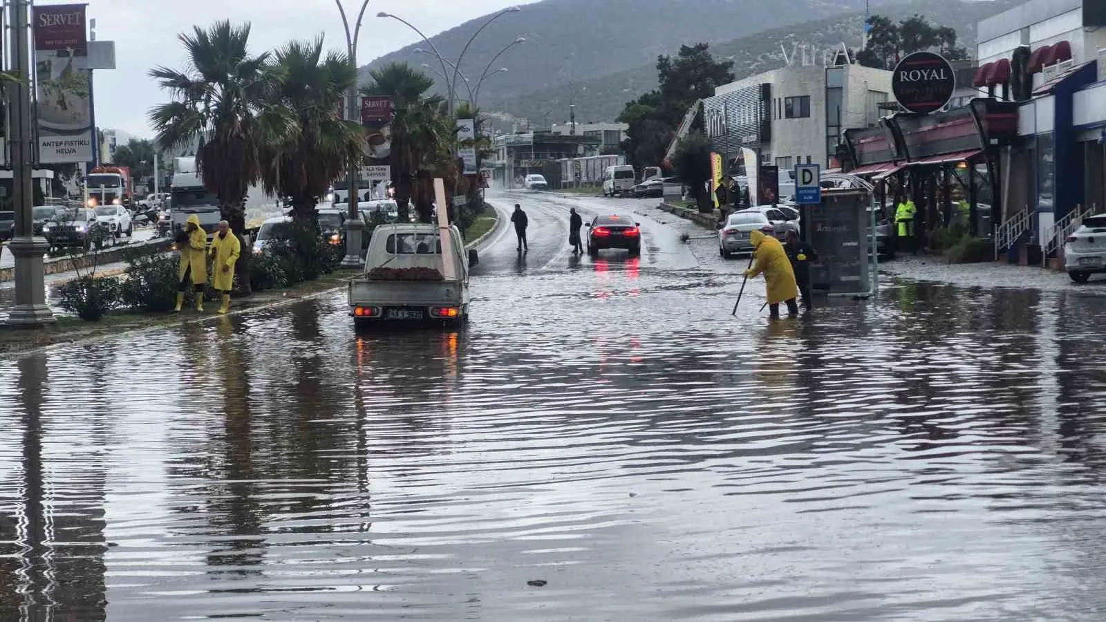 Bodrum'da yağış ulaşımı kilitledi: Sular altında kalan araçlar güçlükle kurtarıldı