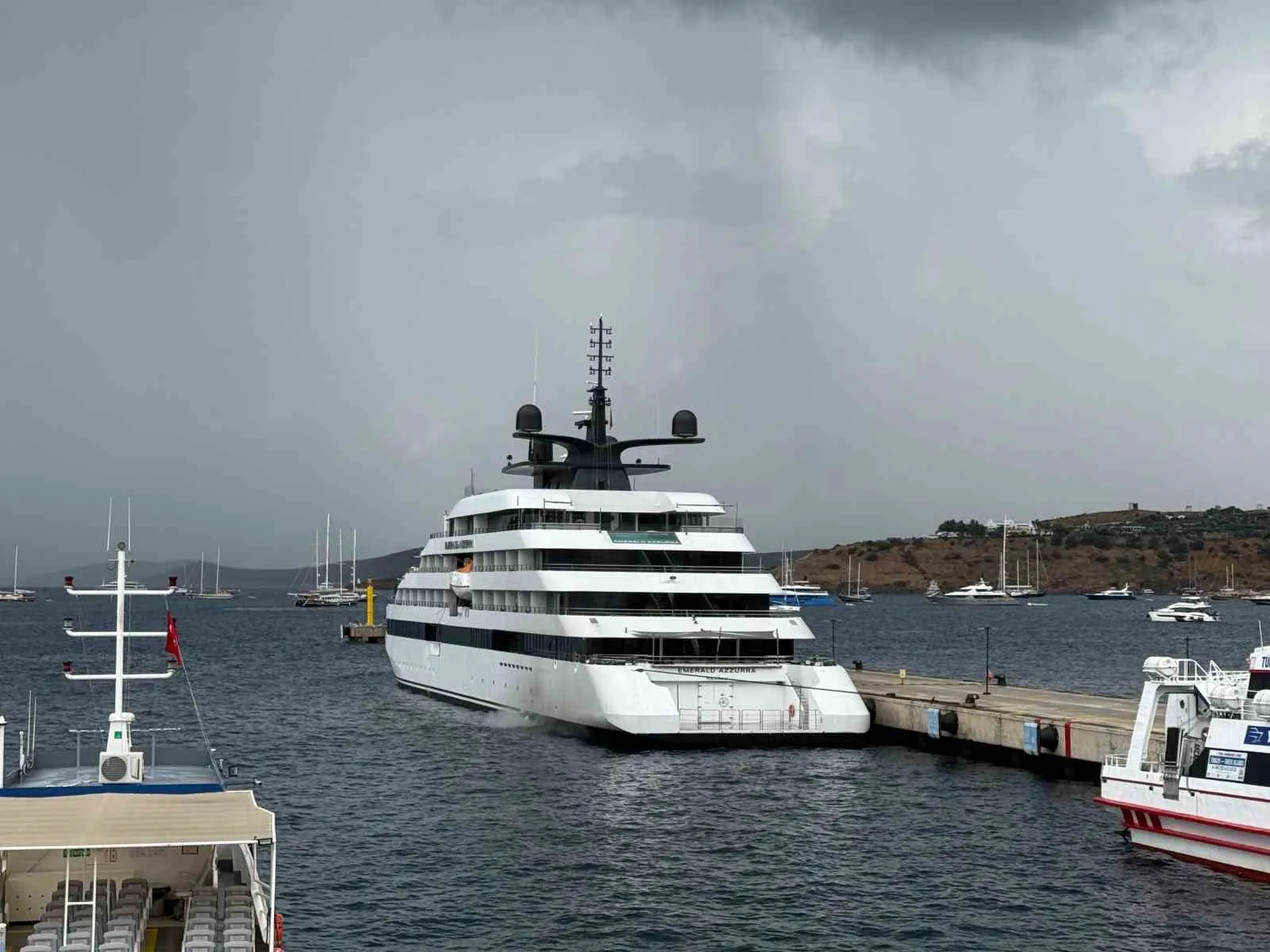 Ege'nin incisi Bodrum'da kruvaziyer hareketliliği: Lüks gemi limana demir attı