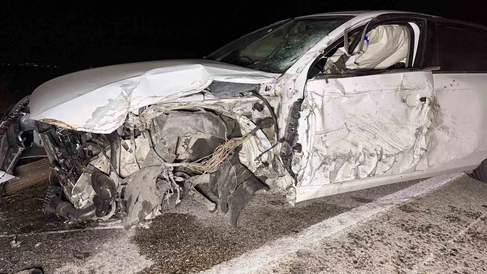 Afyonkarahisar'da trafik dehşeti: Tır tarlaya uçtu, otomobil hurdaya döndü