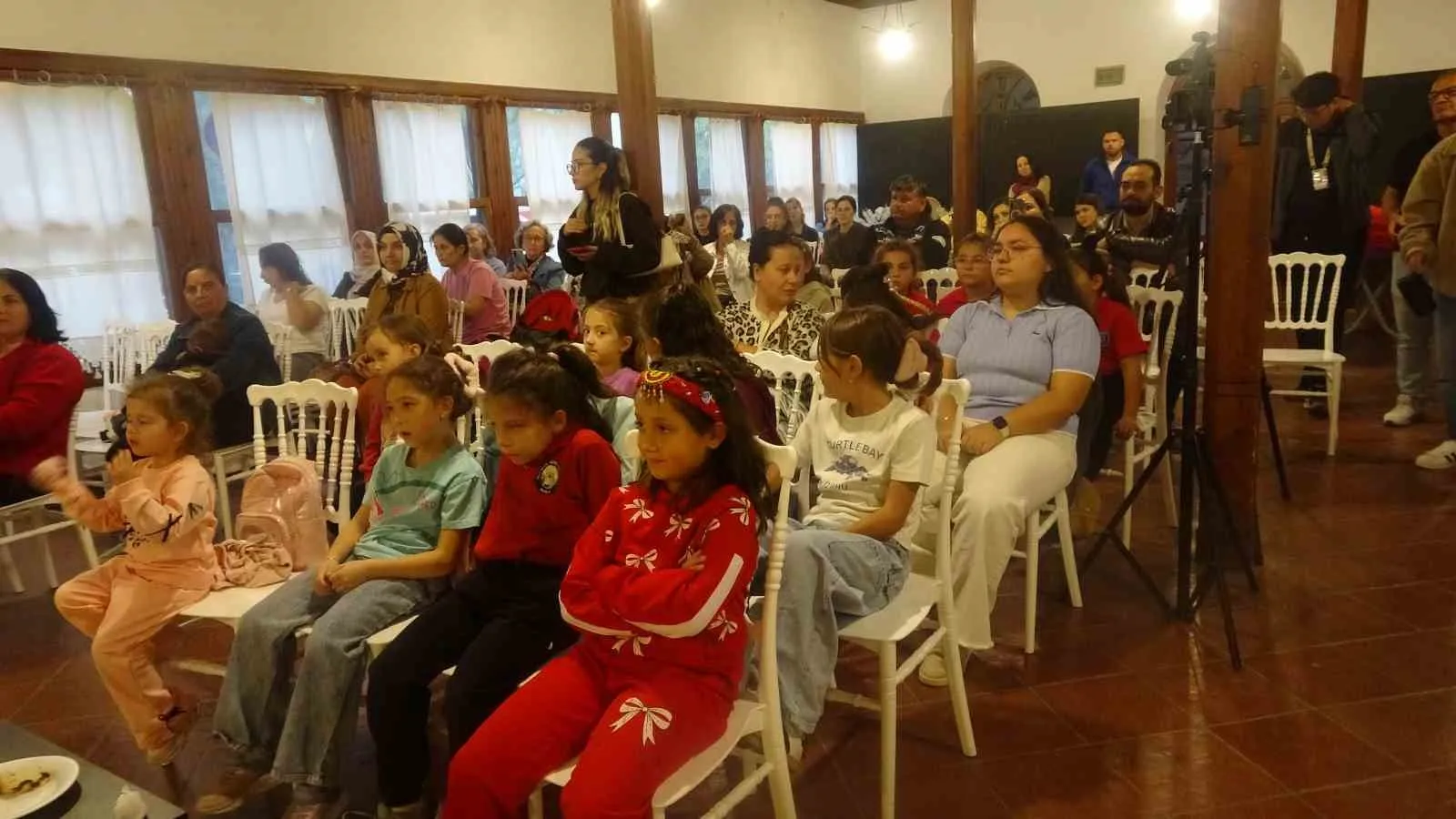 Başkan Aras'tan kız çocuklarına çağrı: Hayalleriniz için sınırları aşın