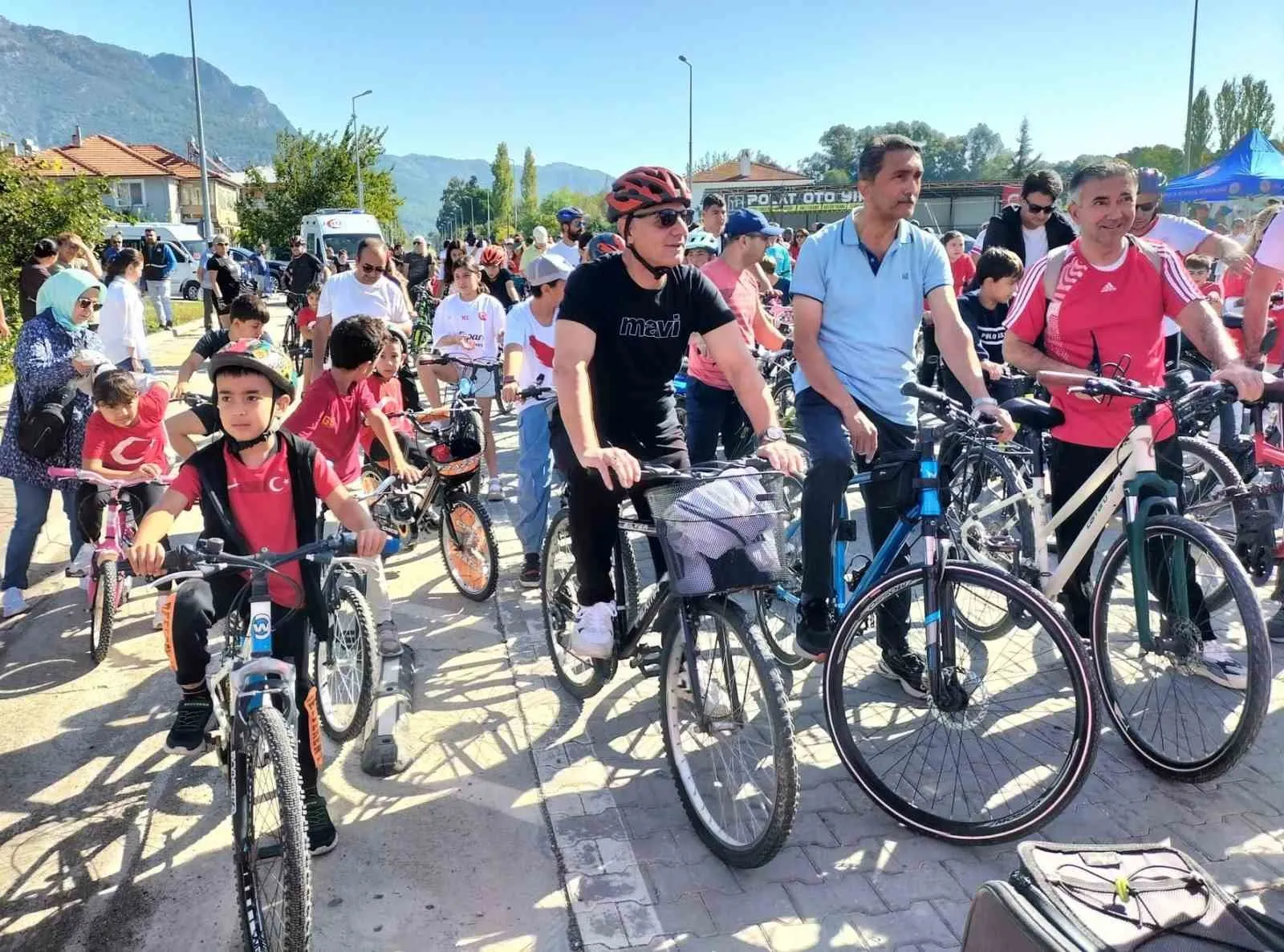 Köyceğiz'de Cumhuriyet rüzgarı: Yediden yetmişe pedal çevirdiler