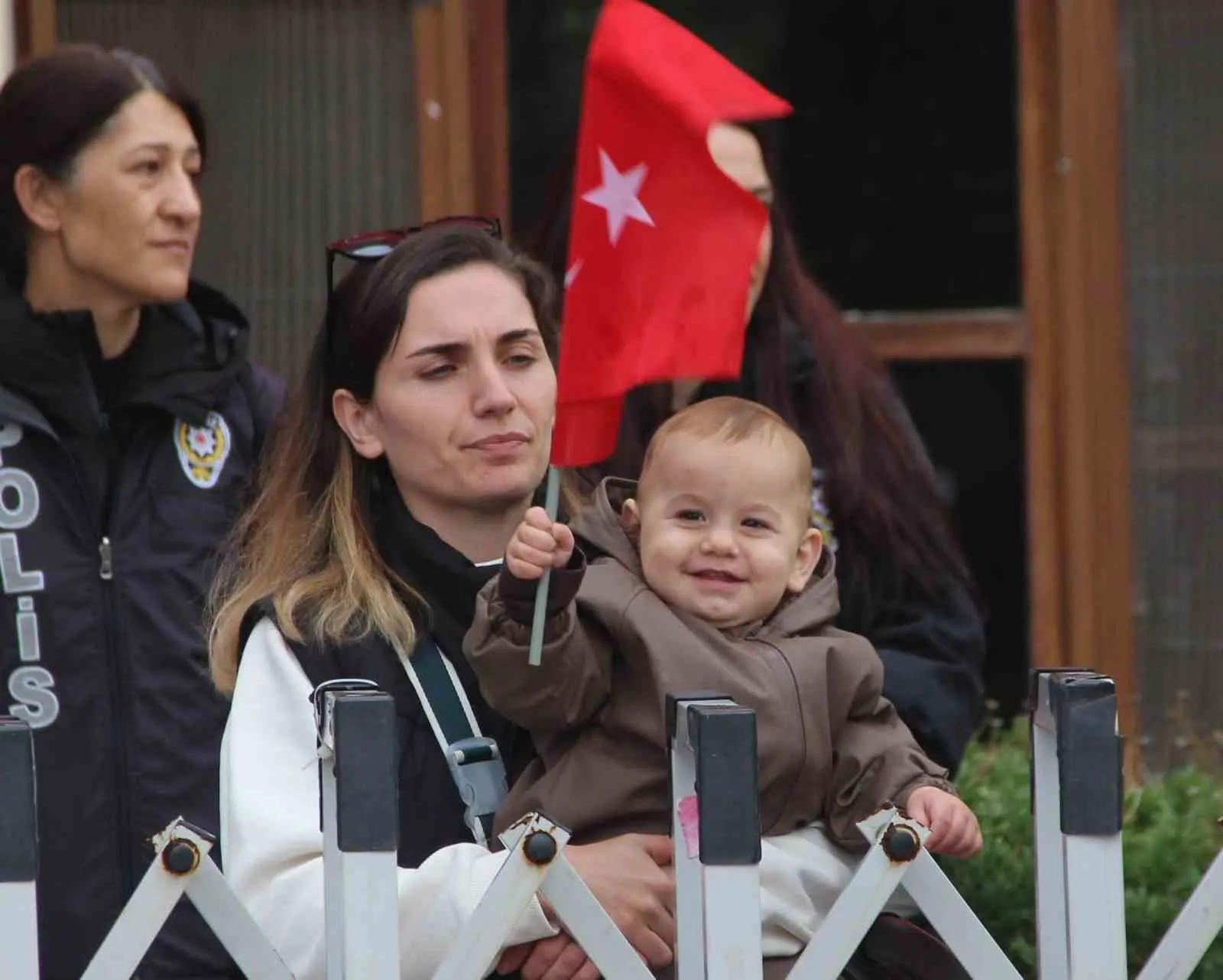 Manisa'da Cumhuriyet coşkusu: Jandarma komandoların performansı izleyenleri büyüledi