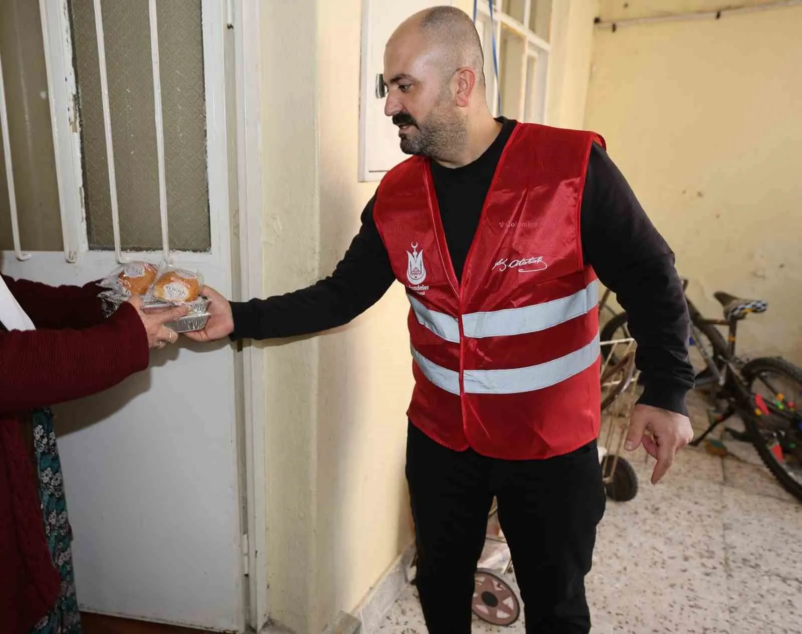 Şehzadeler’de dayanışma sofrası: 500 haneye sıcak yemek desteği