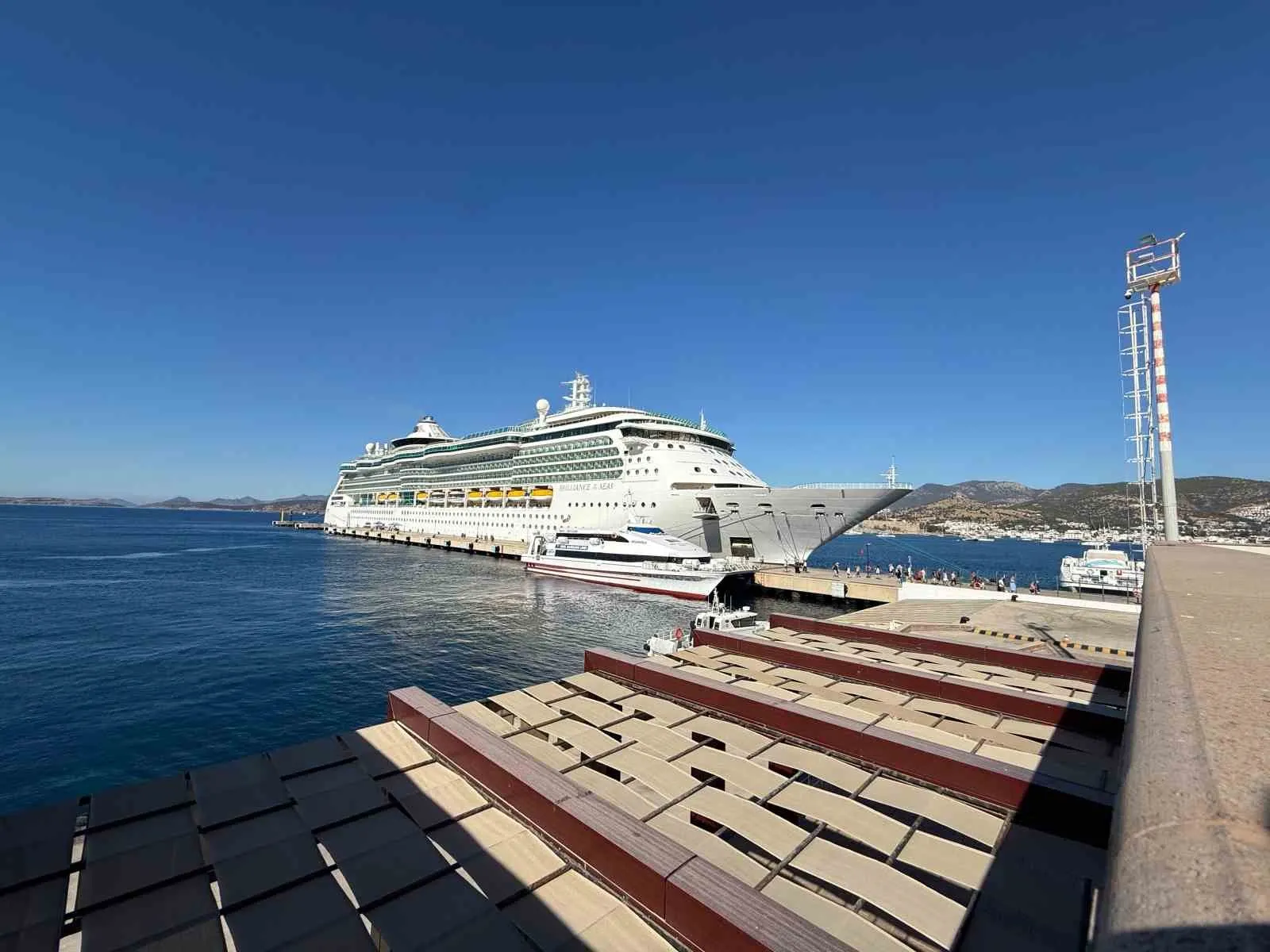 Bodrum limanında dev hareketlilik: Binlerce yolcusuyla Ege sularına demirledi