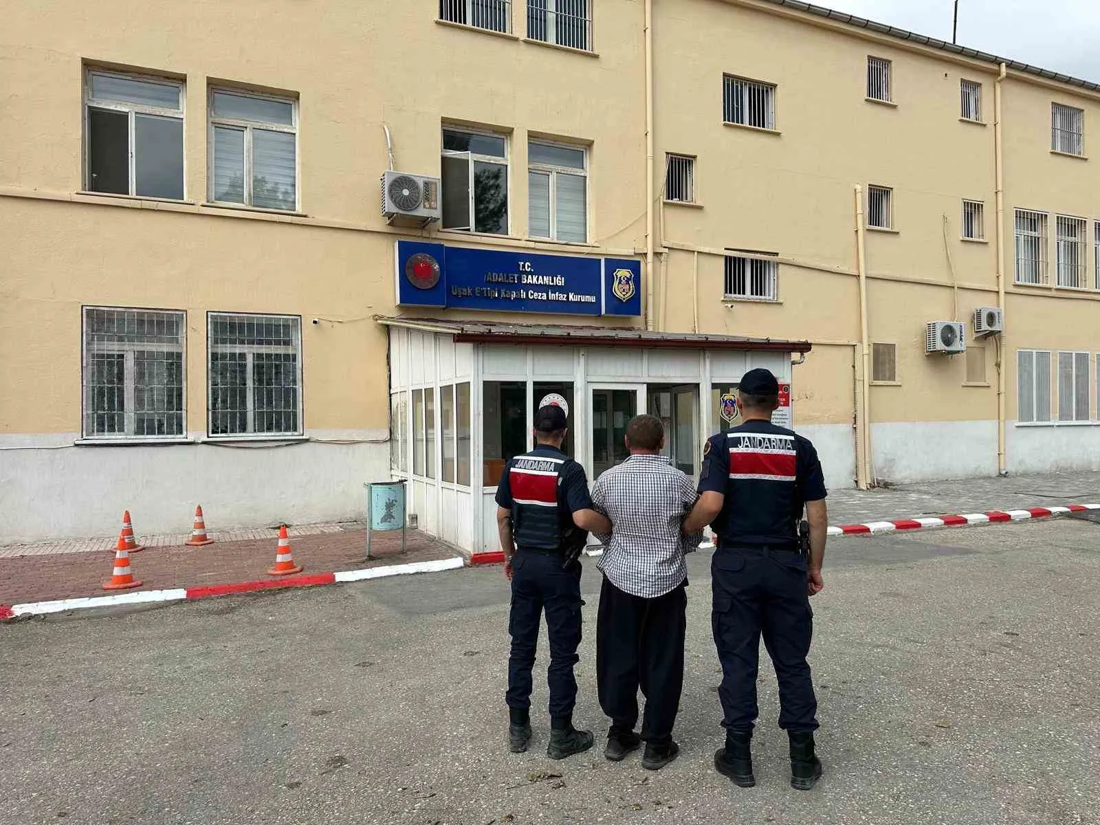 Uşak’ta firarilerin peşini bırakmadılar: 25 kişi demir parmaklıklar ardına gönderildi