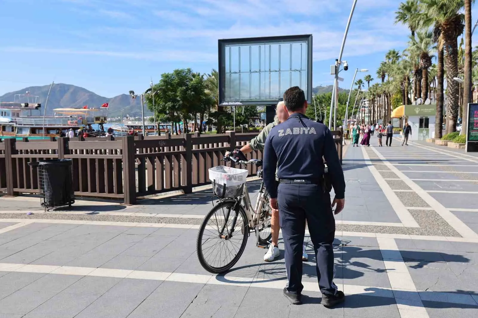 Marmaris sahilinde yaya önceliği mesaisi: Zabıtadan sıkı takip