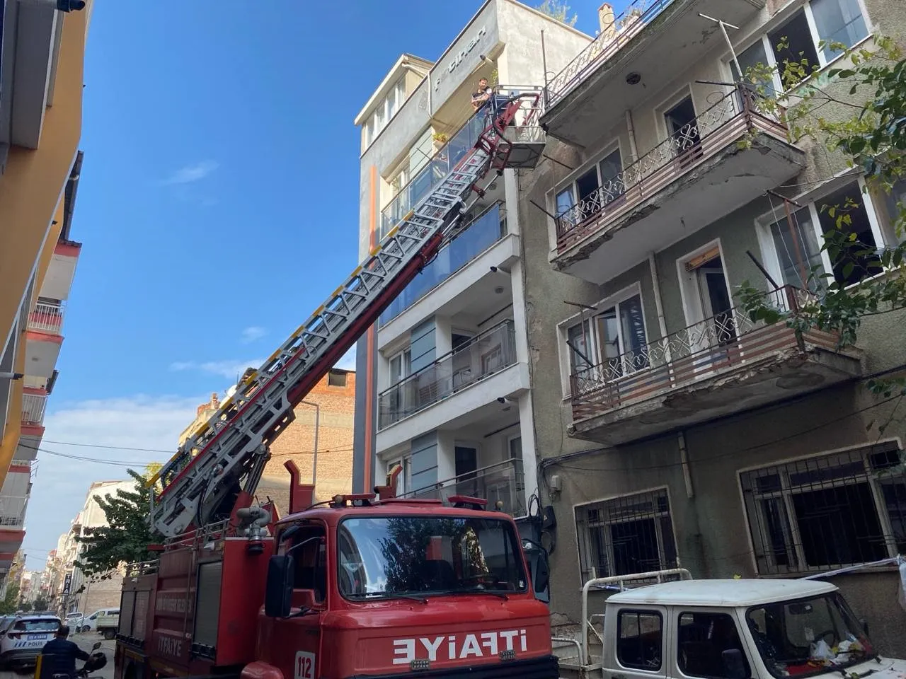 Efeler'de korkulu bekleyiş: Çatıya tırmanan kedi ekipleri alarma geçirdi