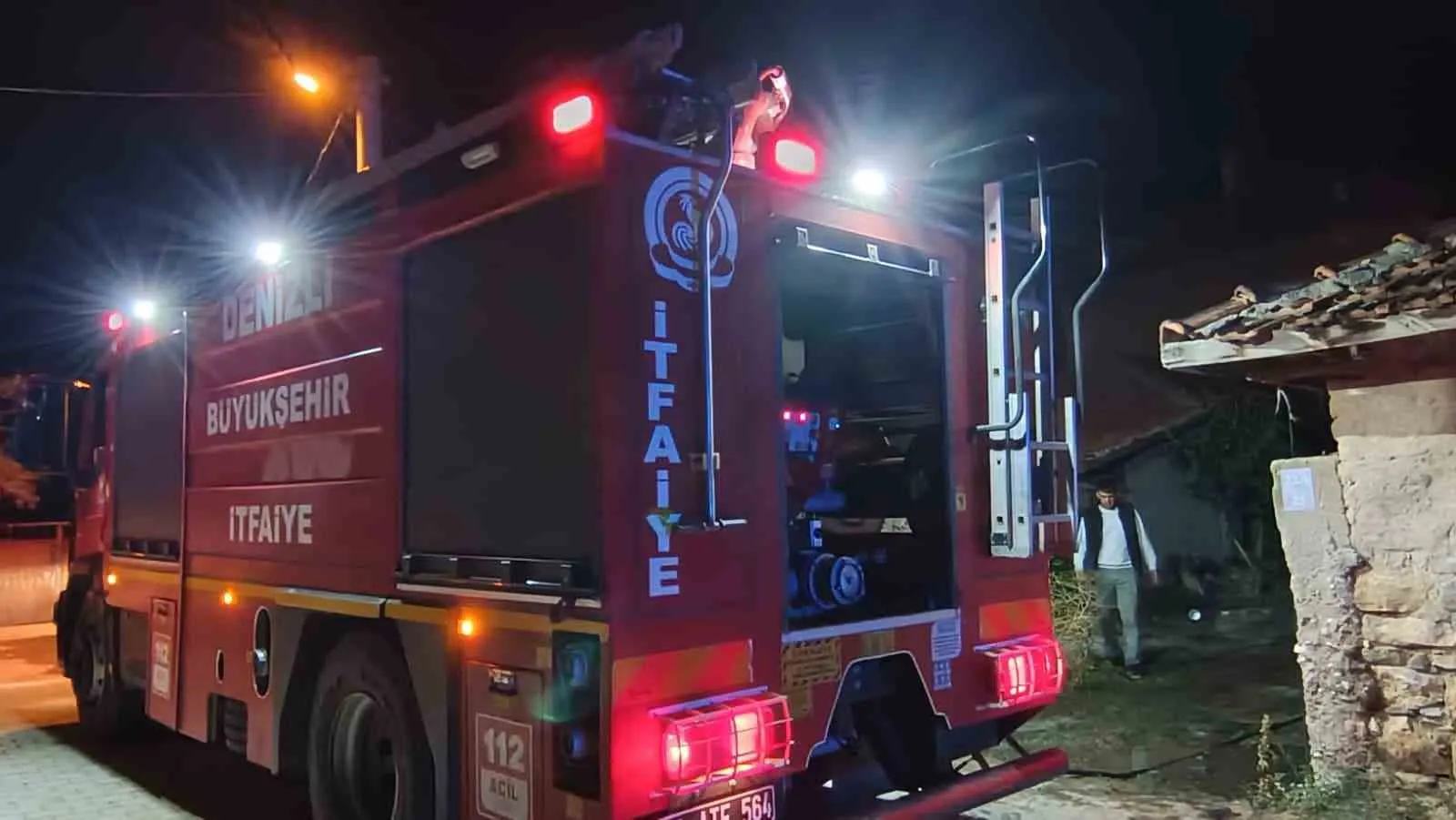 Koçak Mahallesi’nde geceyi aydınlatan alevler: Çiftçinin emeği dakikalar içinde yandı