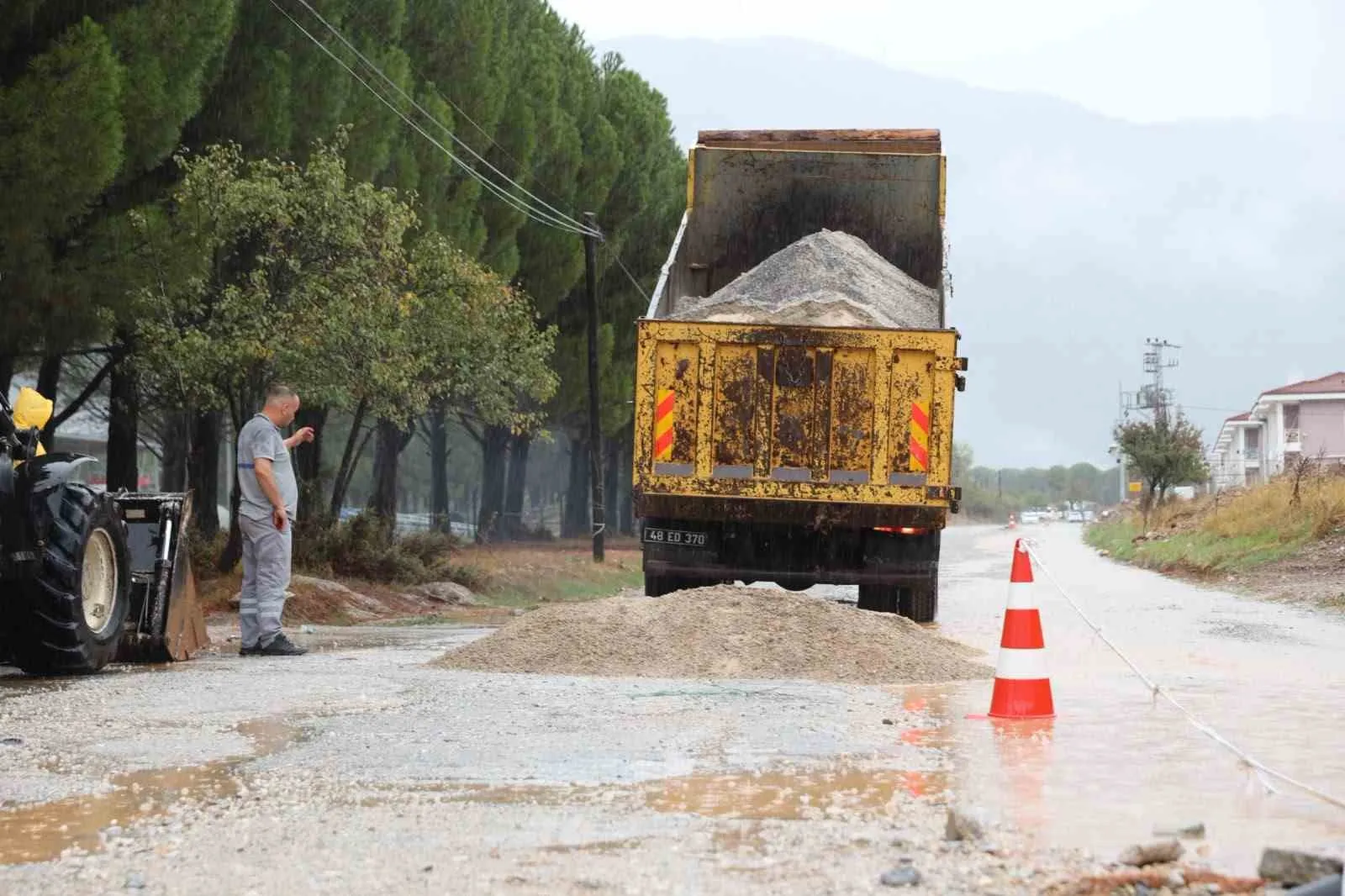 Menteşe'de yağış mesaisi: Belediye ekipleri sahada teyakkuzda