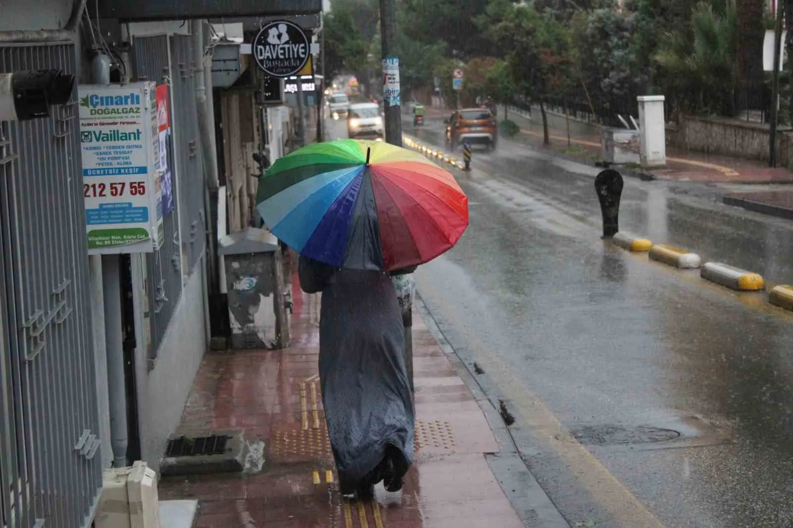 Efeler'de aniden bastıran yağmur hayatı olumsuz etkiledi