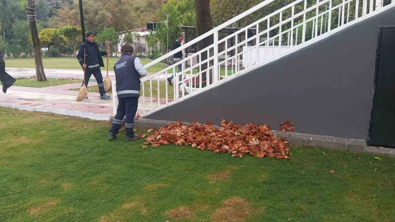 Şehzadeler’de yağmur mesaisi: Ekipler cadde ve sokakları temizledi