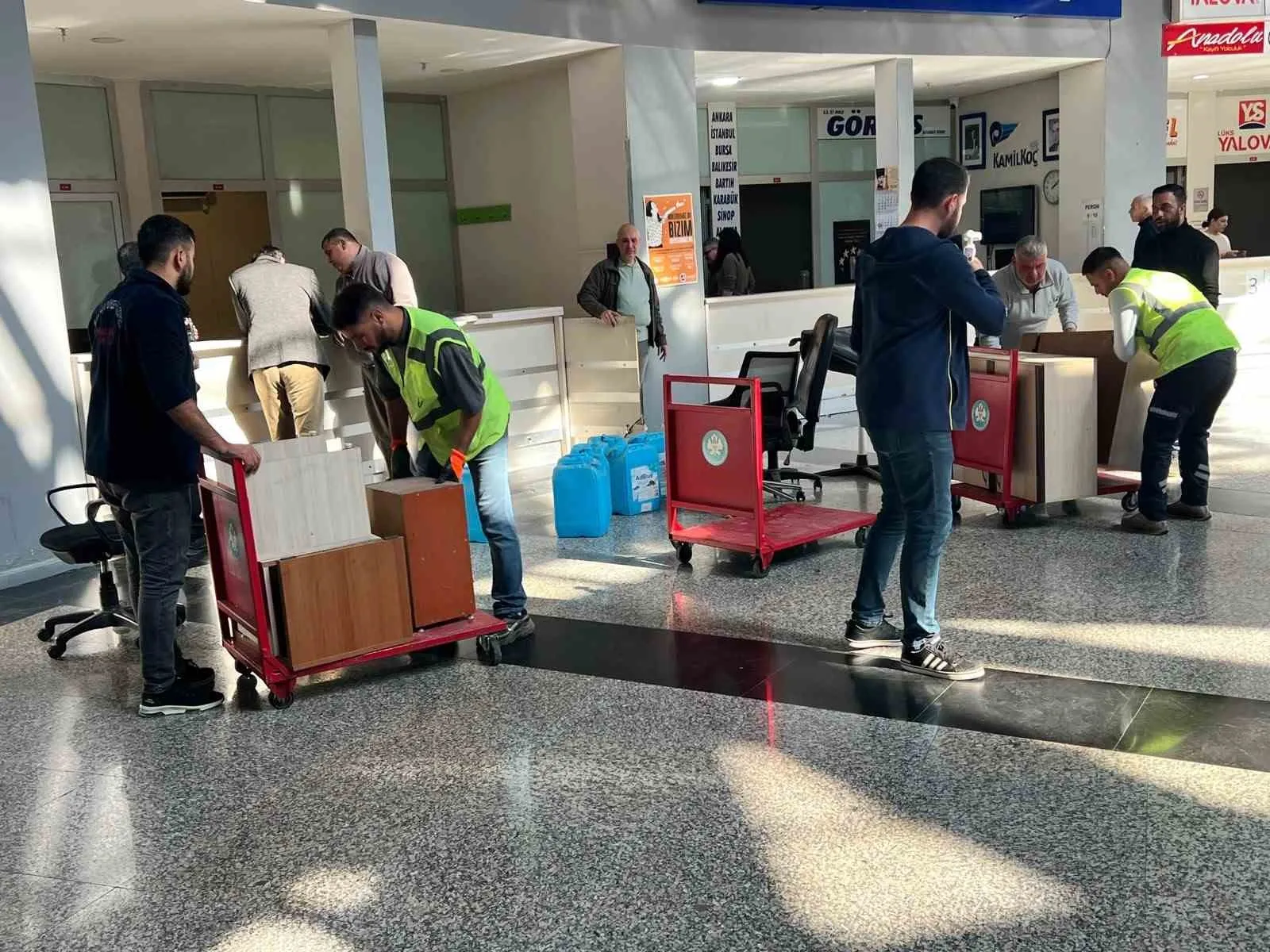 Manisa Otogarı’nda tahliye düğümü: 70 yıllık firmalar kontak kapattı