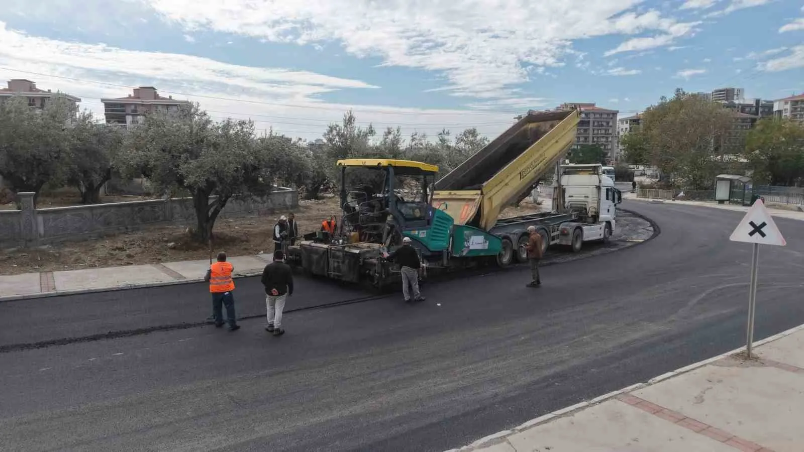 Çiğli ve Menemen hattında ulaşım konforu artıyor: Asfalt seferberliği tam gaz