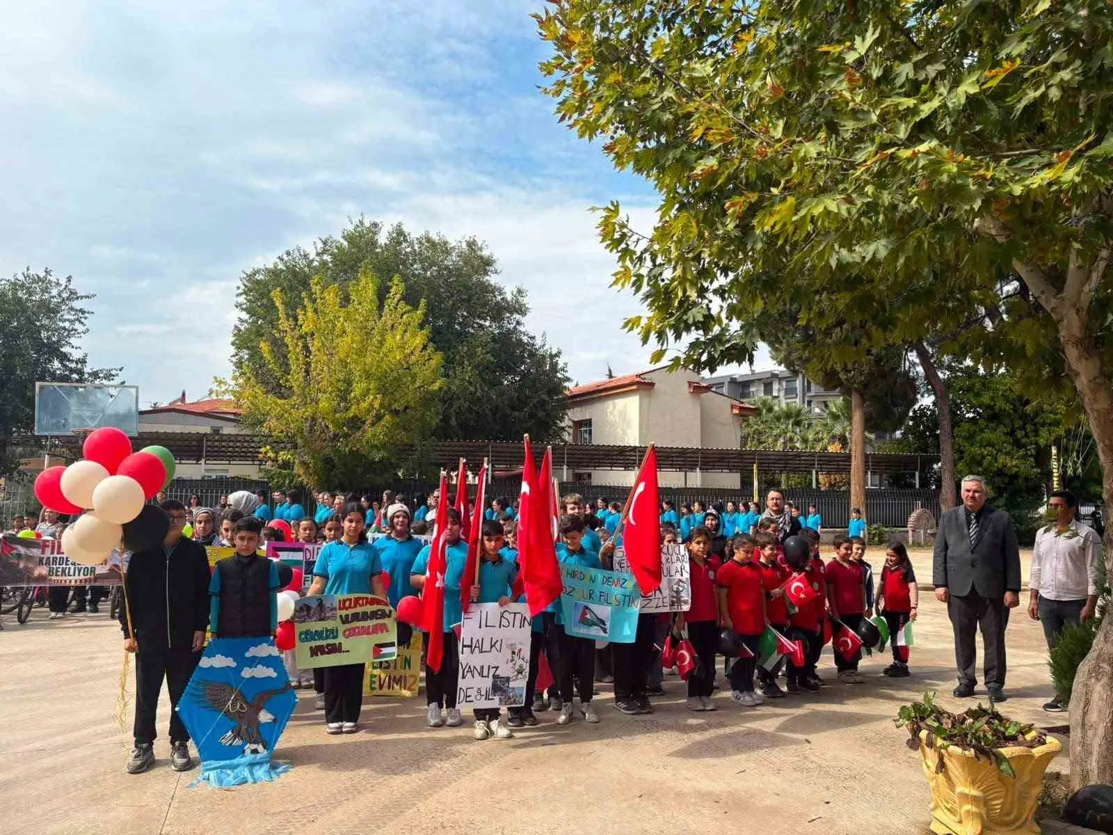 Sarıgöl'den dünyaya barış çağrısı: Uçurtmalar özgürlük için havalandı