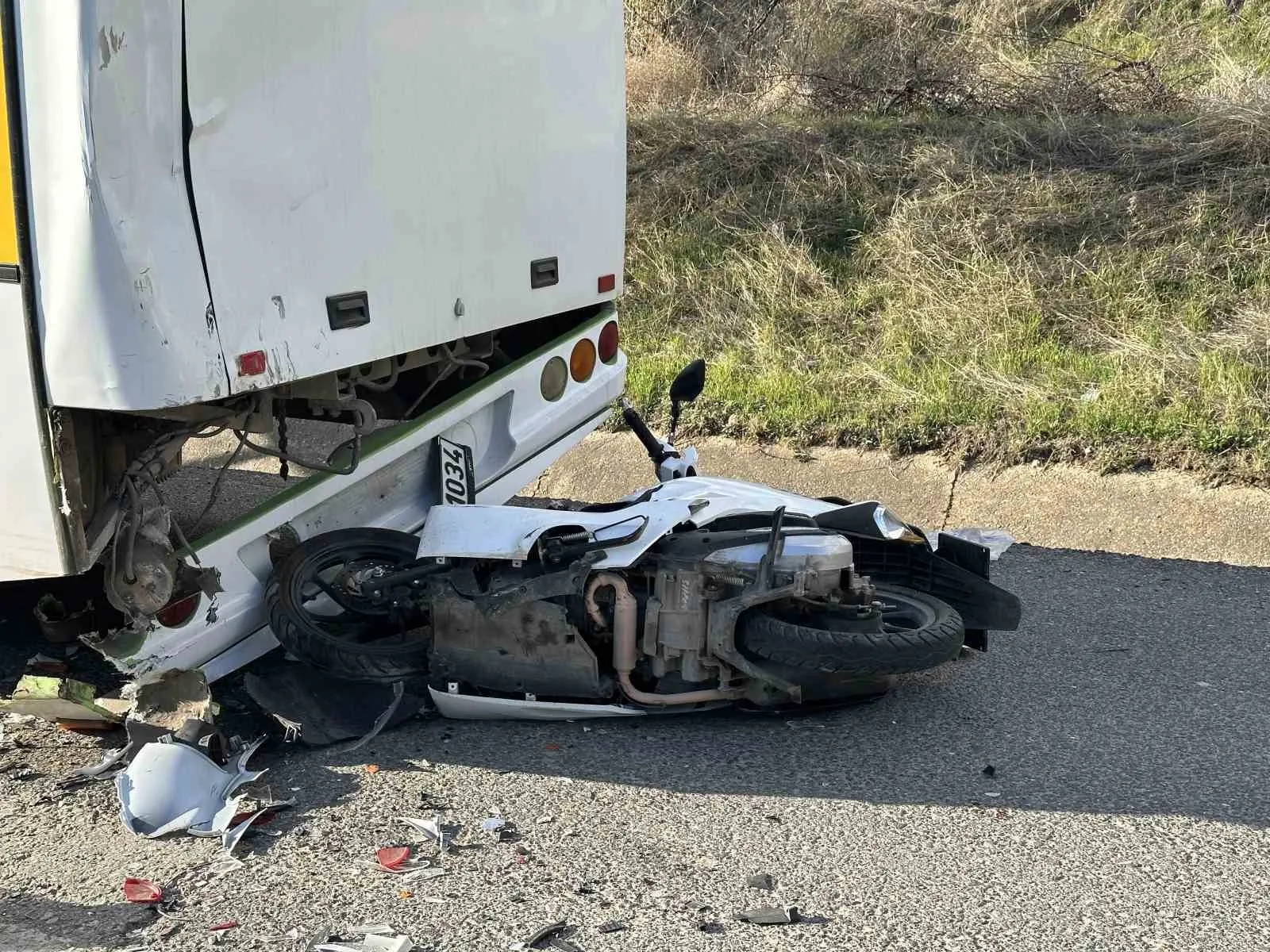 Uşak’ta yürek yakan kaza: Otobüsle çarpışan motosikletteki gençten acı haber geldi