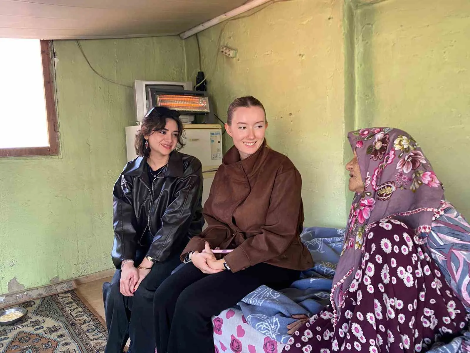Manisa'da üniversiteli gençler yaşlıların hem eli hem de gönül dostu oldu