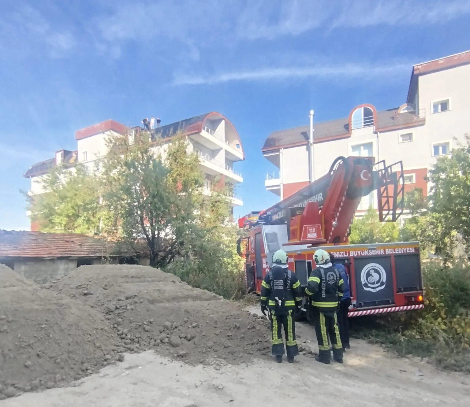 Çivril'de çatı katında korkutan yangın: İzolasyon çalışması kabusa döndü