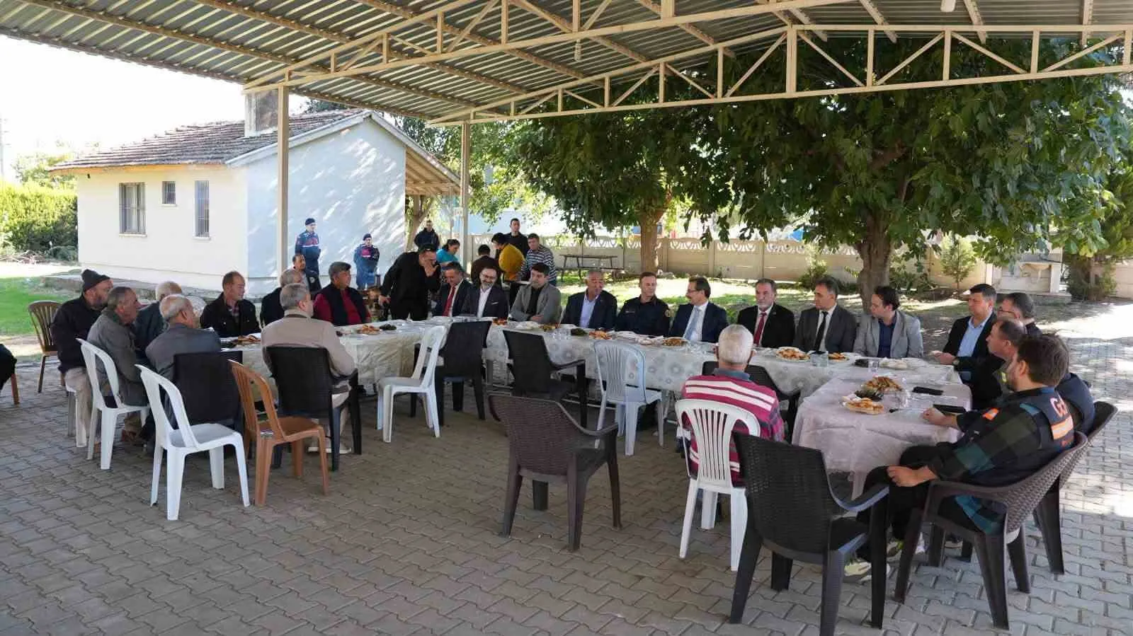 Salihli'de çözüm odaklı ziyaret: Kaymakam Güldoğan mahalle sakinlerini dinledi
