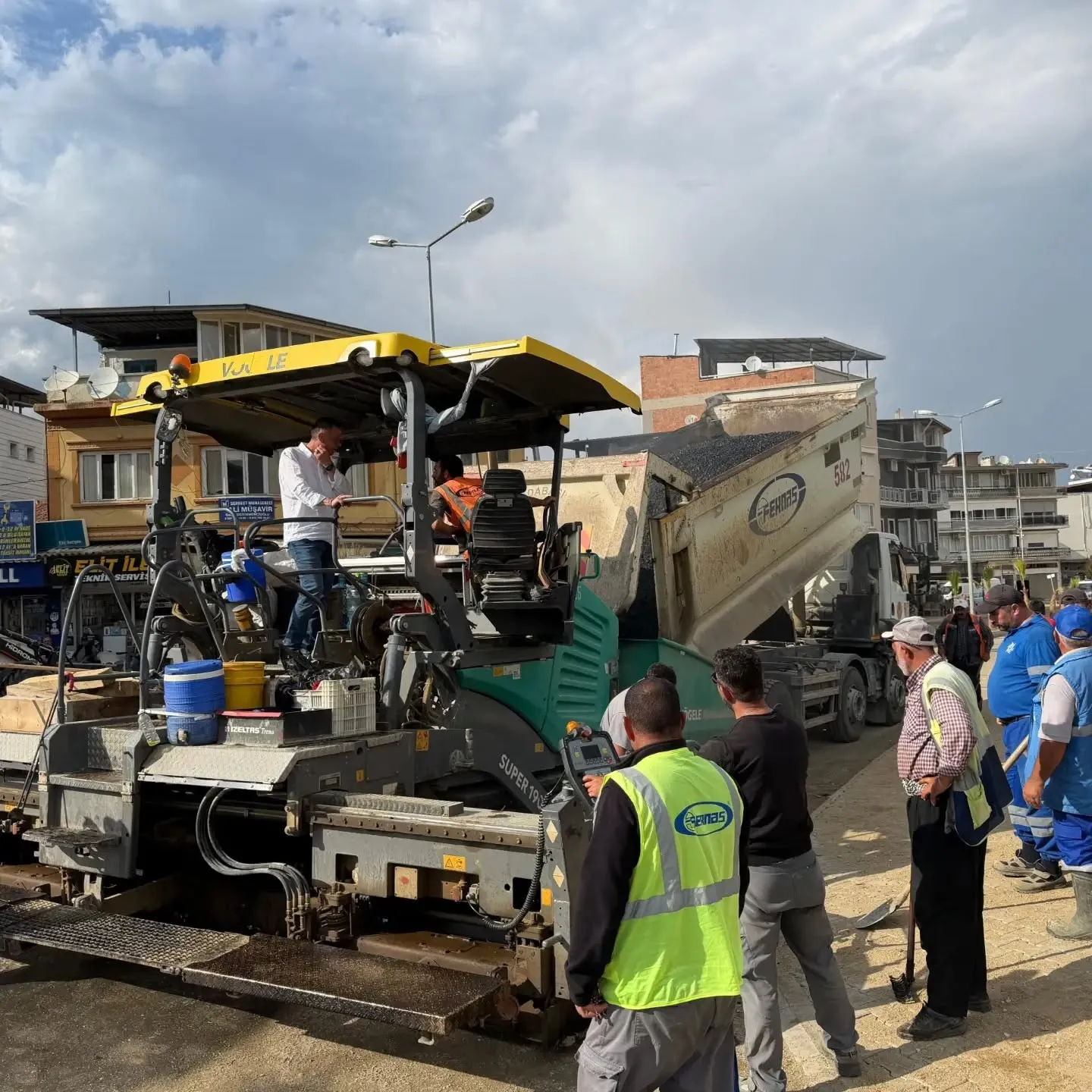 Yenipazar’da asfalt mesaisi: Büyük Menderes Caddesi baştan aşağı yenileniyor
