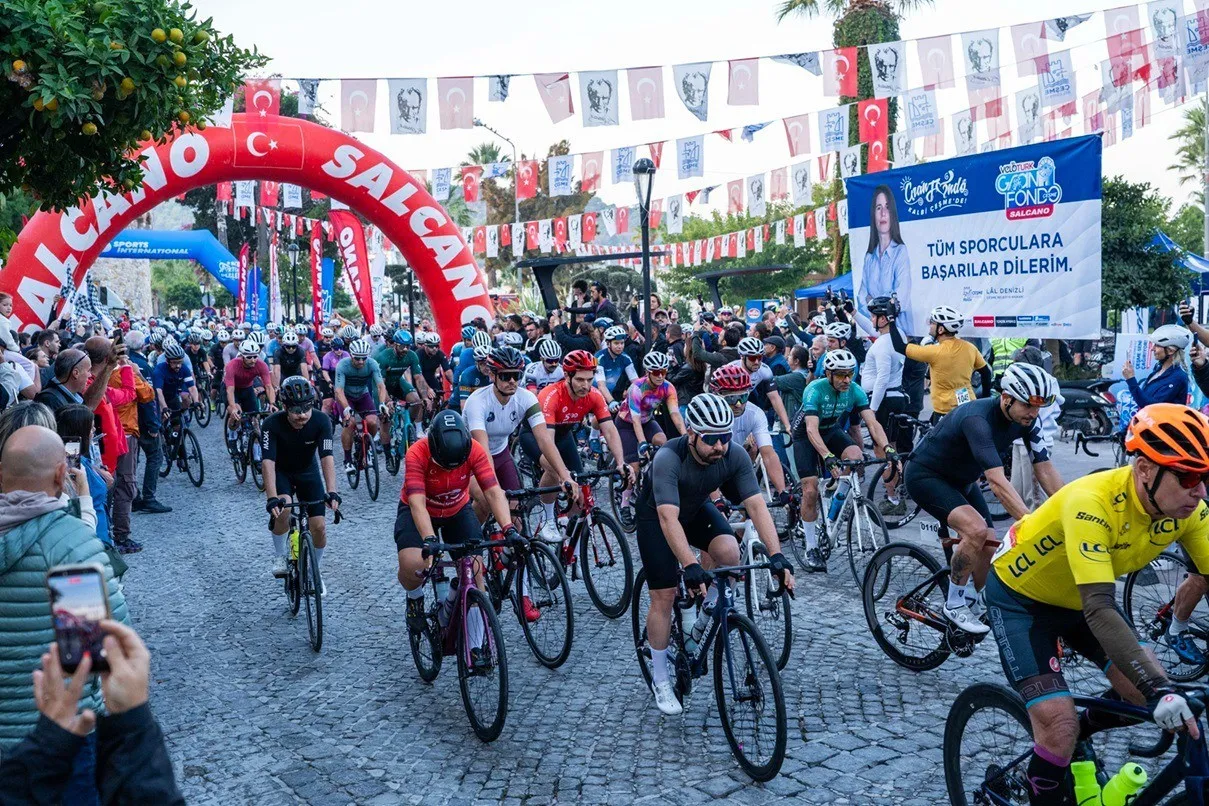 Çeşme’nin virajlarında 10 yıllık gelenek: Pedallar iyilik için döndü
