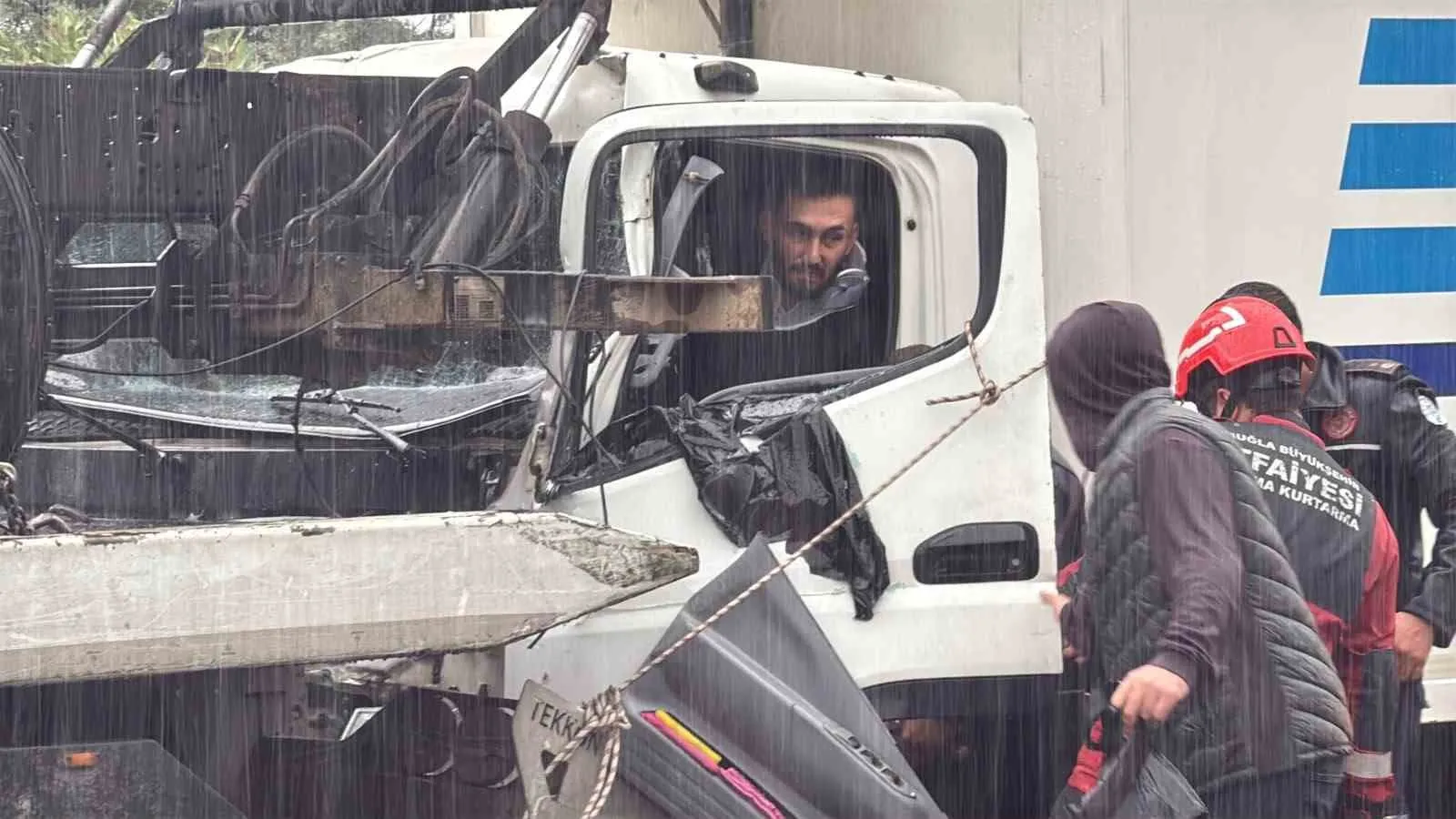 Menteşe’de yağmur kazayı beraberinde getirdi: Kamyon şoförü hurdaya dönen araçta mahsur kaldı