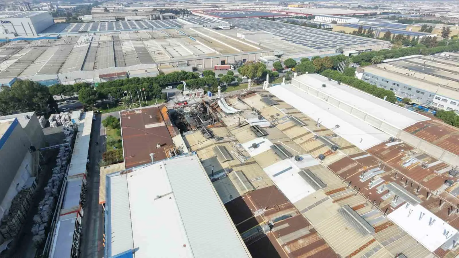Manisa'da sanayi bölgesinde alevlerle mücadele: İnci Akü fabrikasındaki yıkım gün yüzüne çıktı