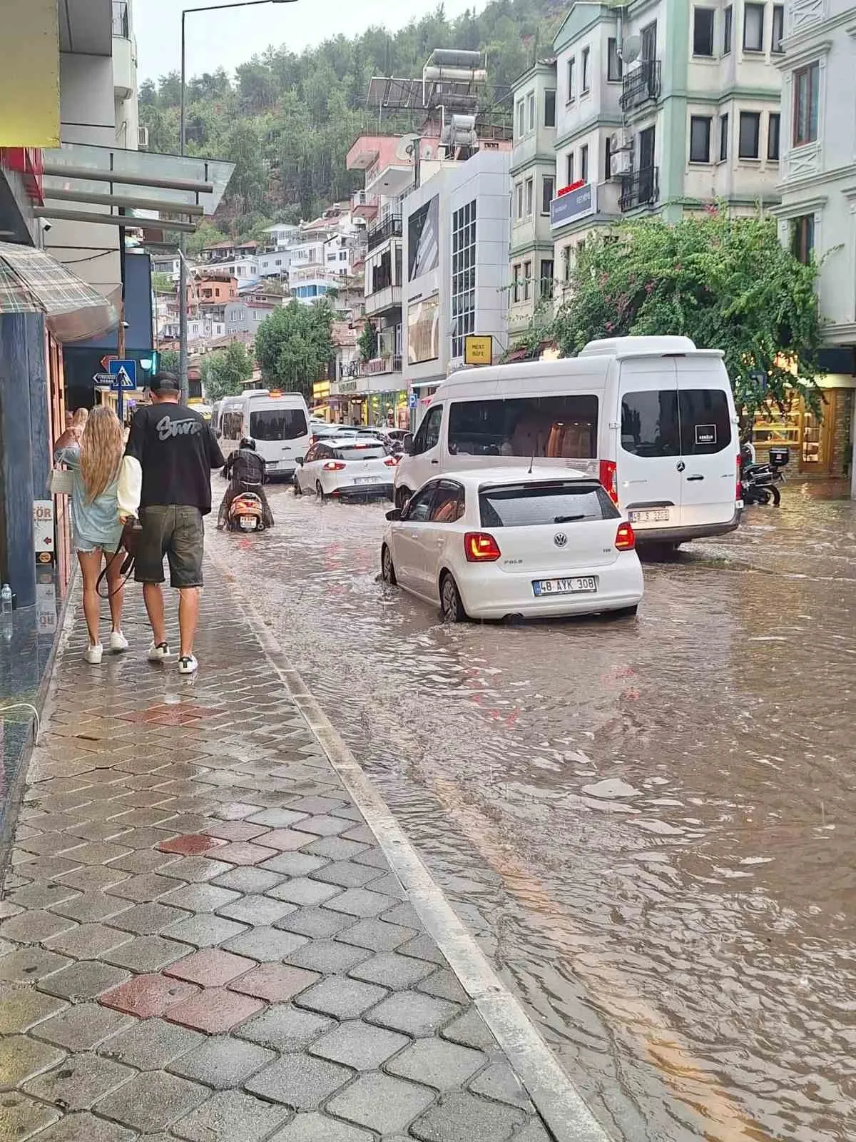 Fethiye'de sağanak kabusu: Halk Evi sular altında kaldı