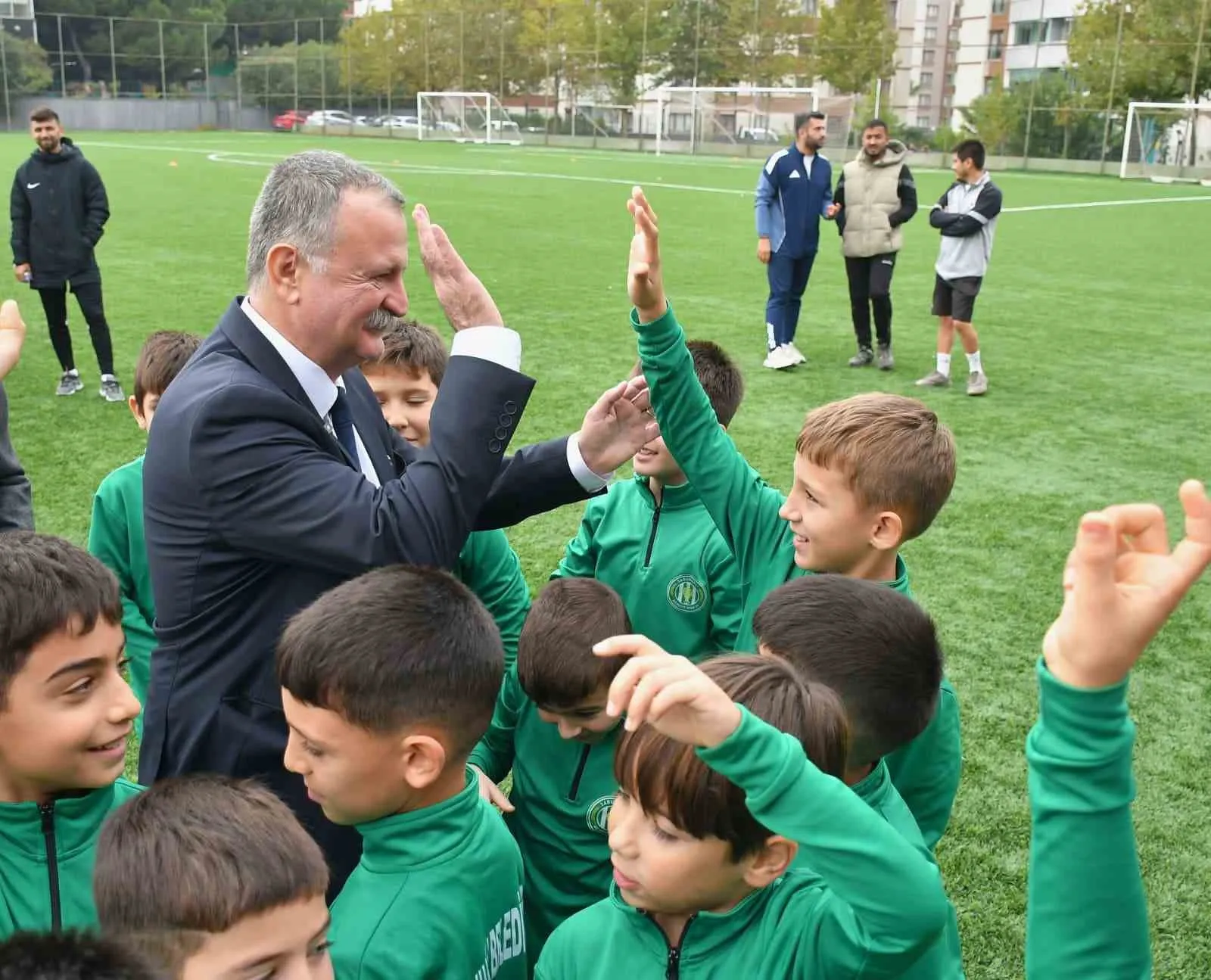 Minik kramponlar Cumhuriyet için sahaya indi: Yunusemre'de bayram coşkusu