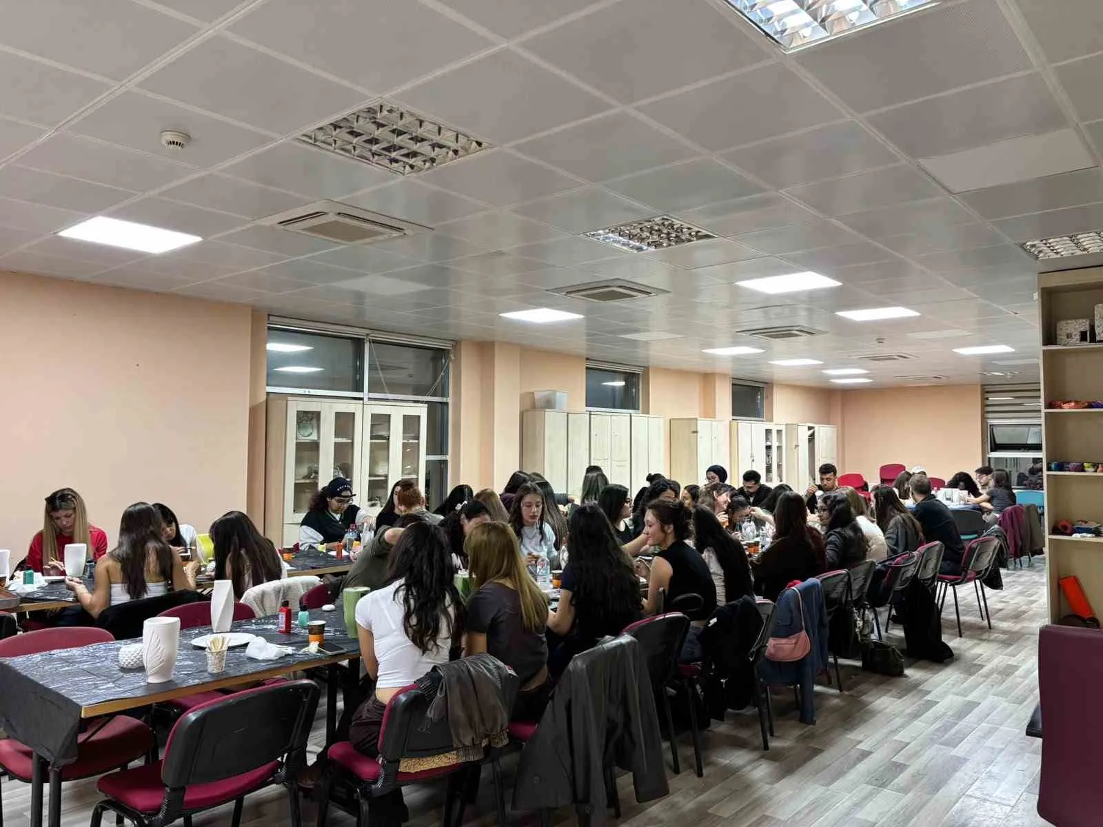 Menteşe’de sanat rüzgarı: Üniversiteliler seramik atölyesinde buluştu