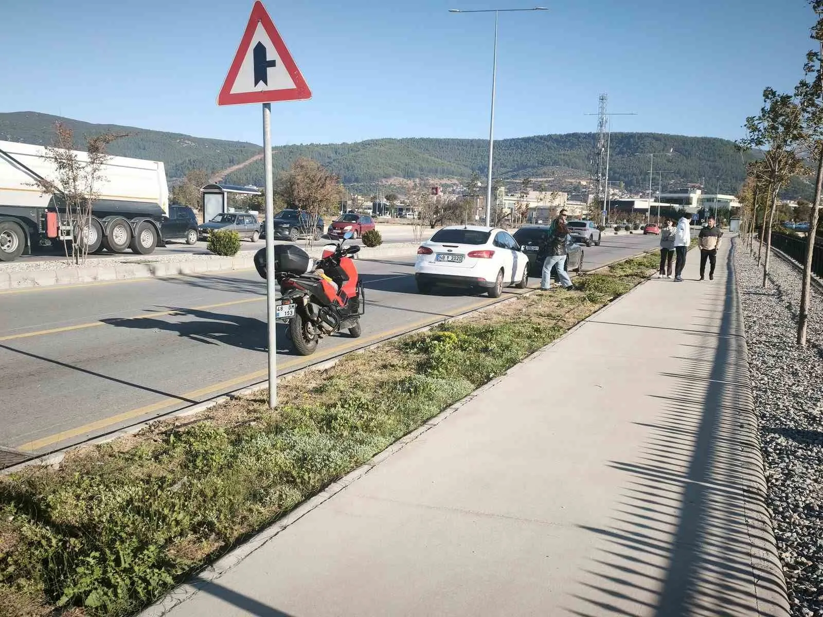 Menteşe’de korkutan kaza: Motosikletli sürücü hastaneye kaldırıldı