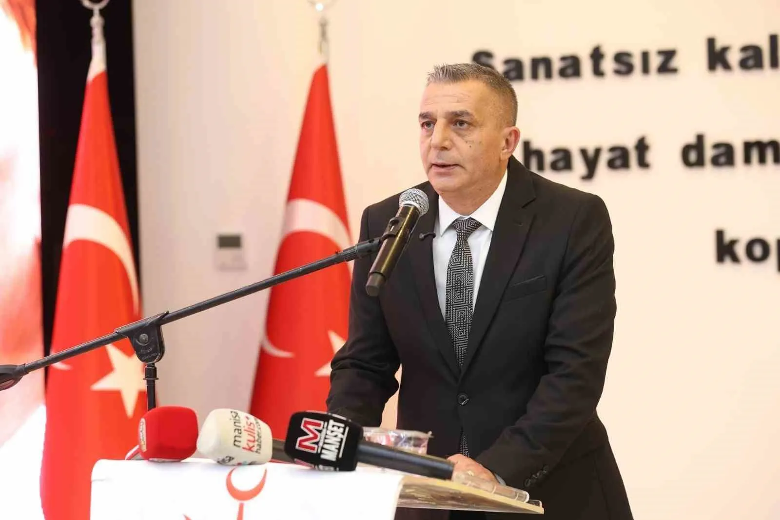 Şehzadeler’de Cumhuriyet coşkusu: Vals ve zeybek aynı sahnede buluştu