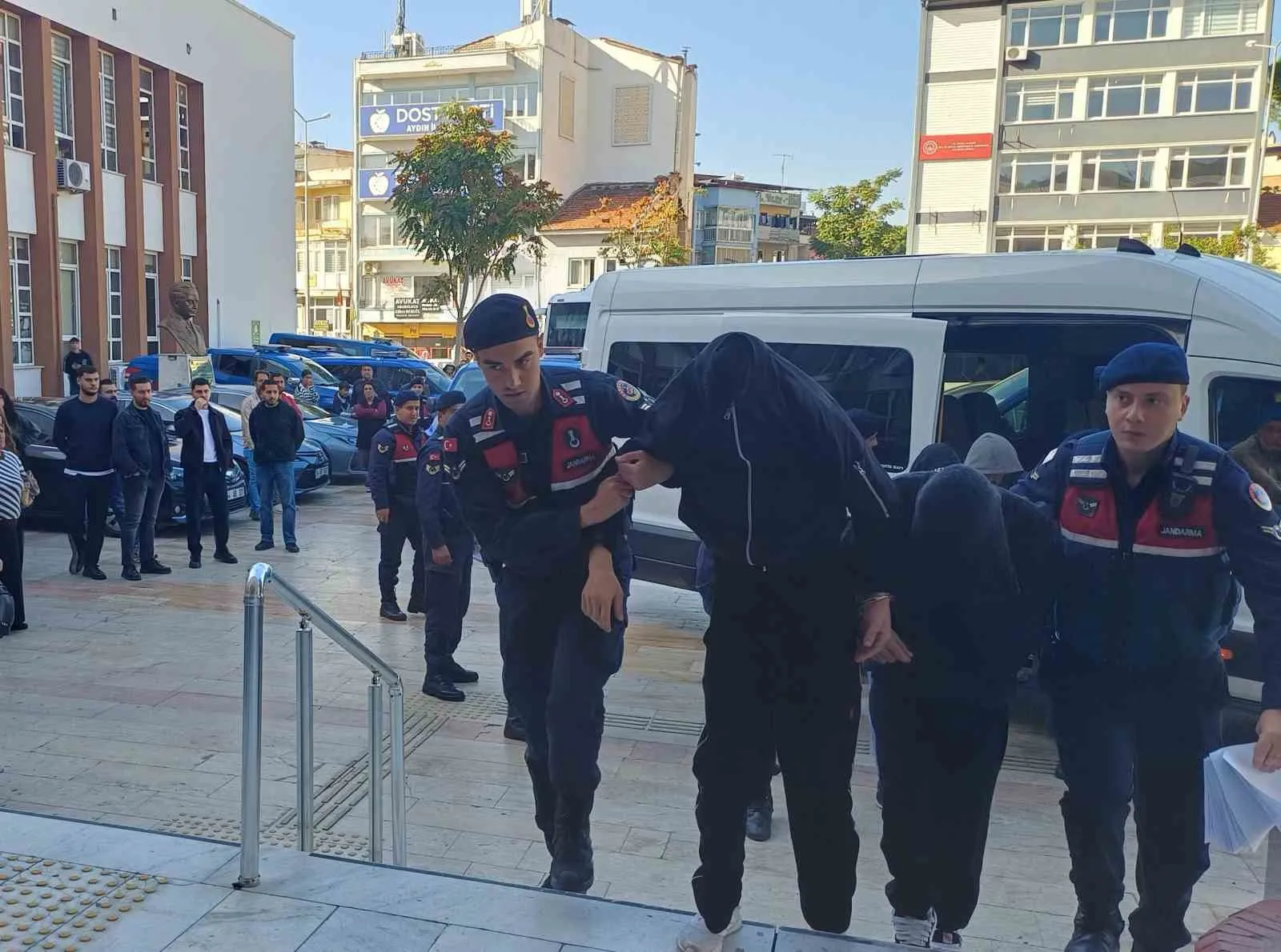 Aydın’da zehir tacirlerine büyük darbe: 98 gözaltı adliyeye sevk edildi