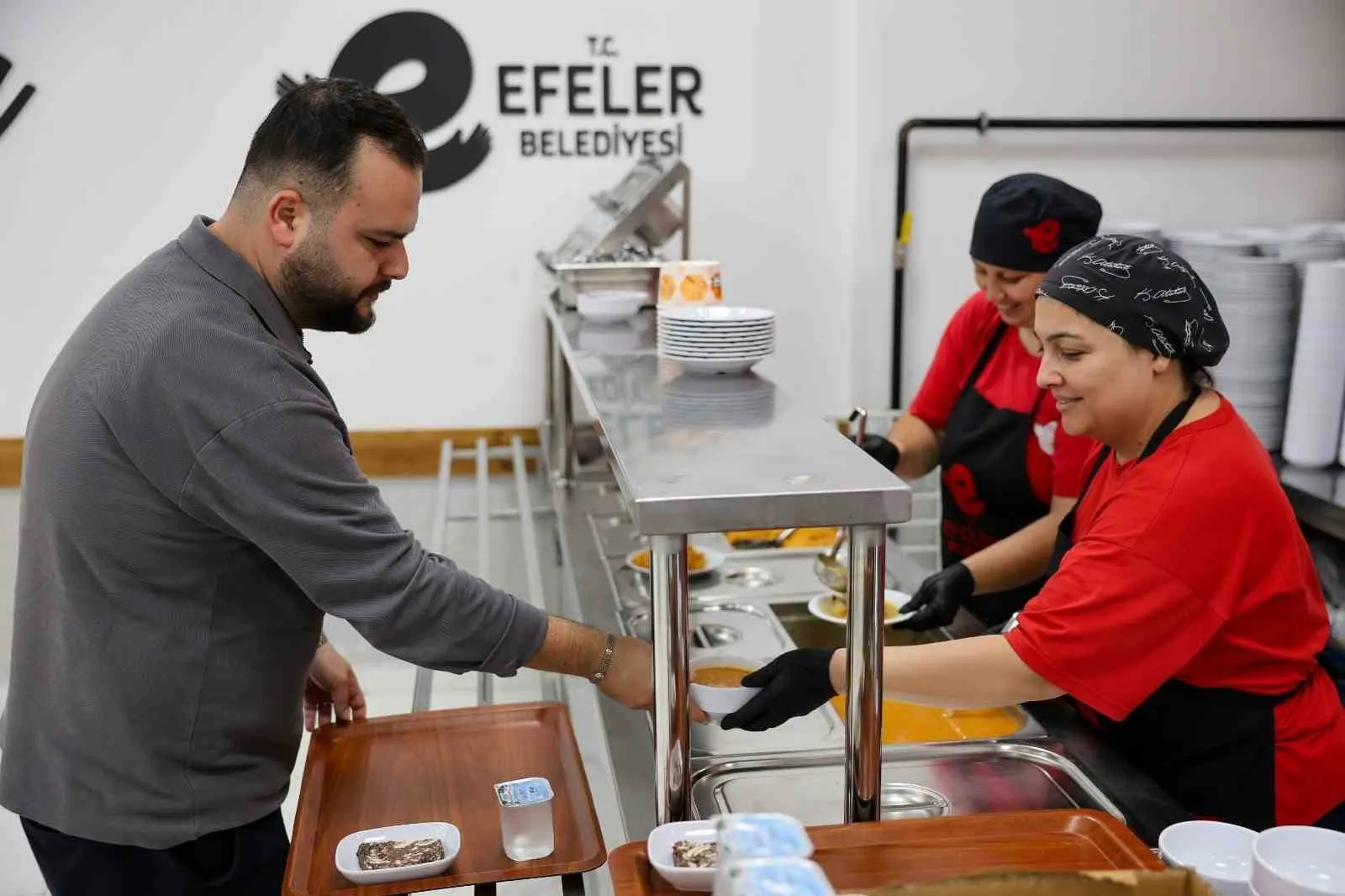 Efeler’de mutfaklar doluyor, sosyal belediyecilik yüzleri güldürüyor