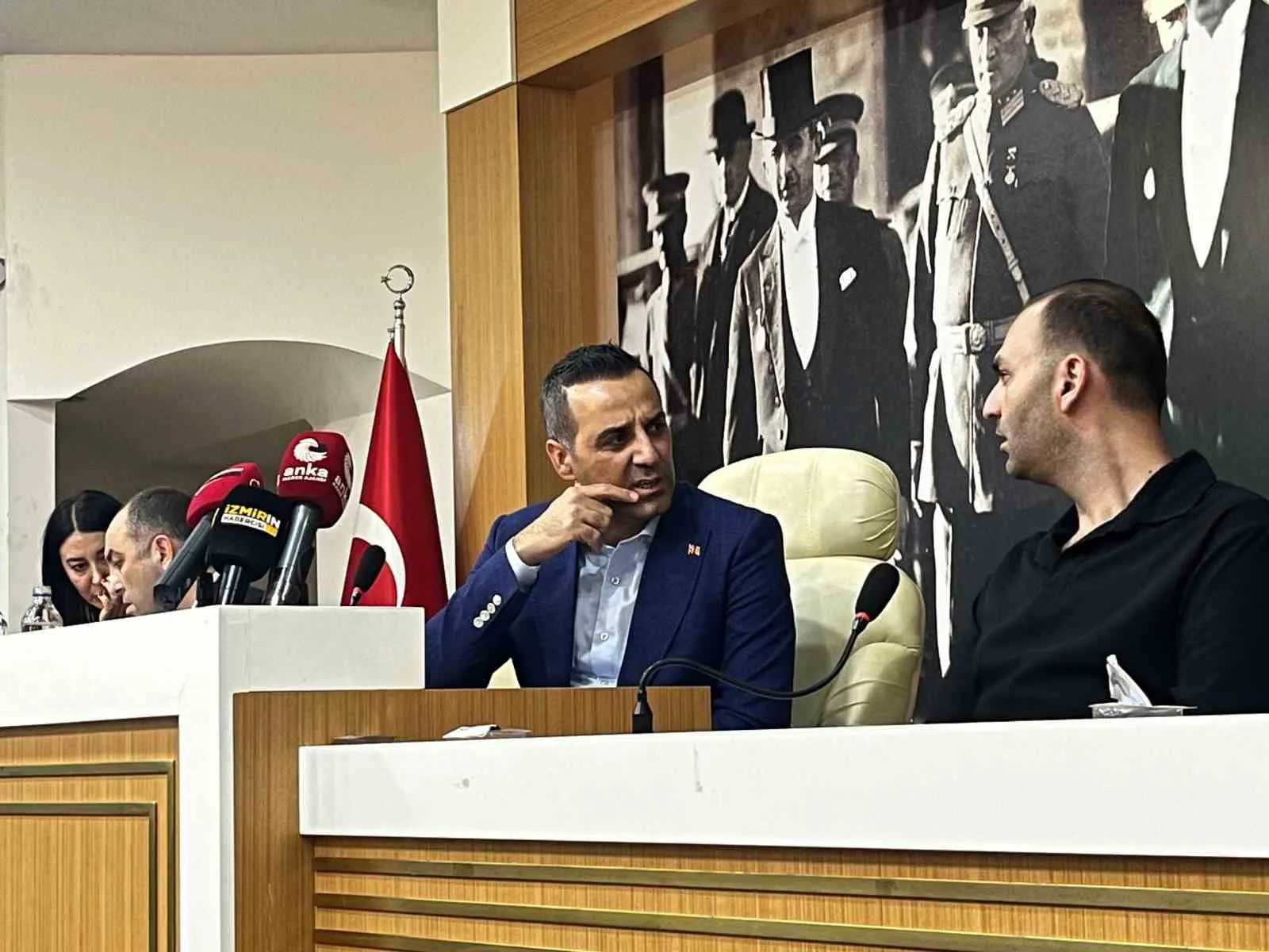 Çiğli Belediye Meclisinde tansiyon tavan yaptı: Başkan Yıldız’a protesto ve su şişeli saldırı