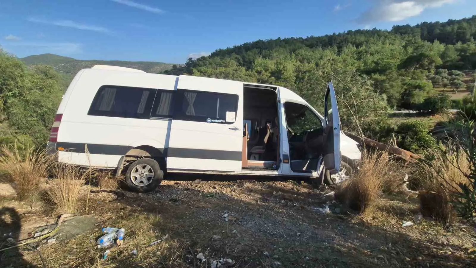 Bodrum trafiğinde tehlikeli oyun: Turist minibüsünü şarampole uçurdu