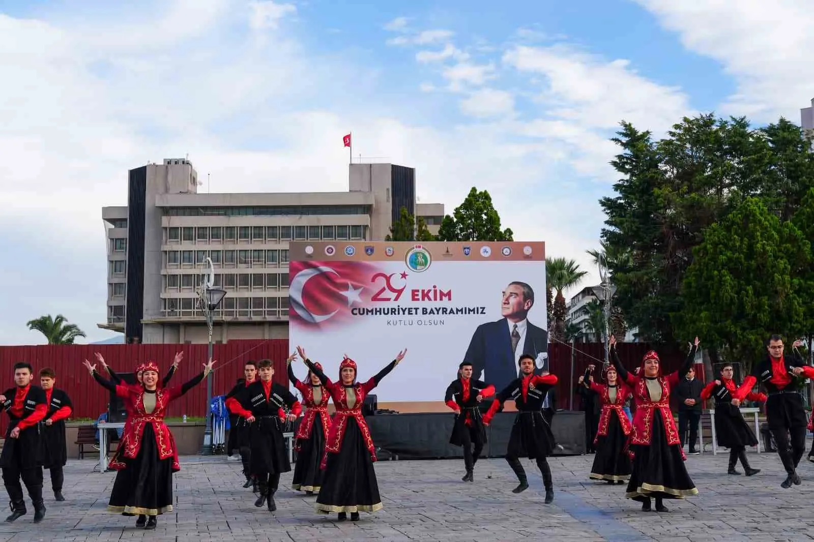 İzmir meydanında Cumhuriyet nöbeti: Bayrağımız el birliğiyle dokunuyor