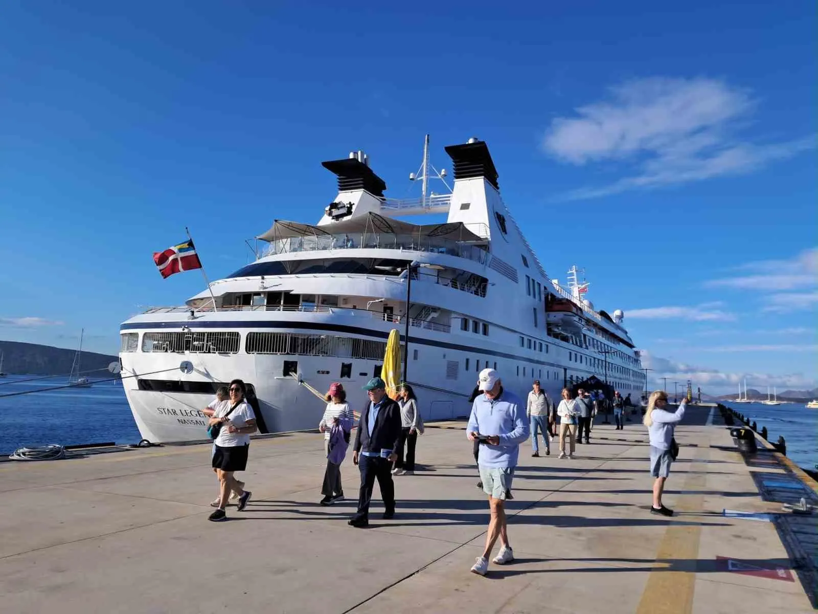 Bodrum limanında hareketli saatler: Dev kruvaziyer rotasını Ege'ye çevirdi