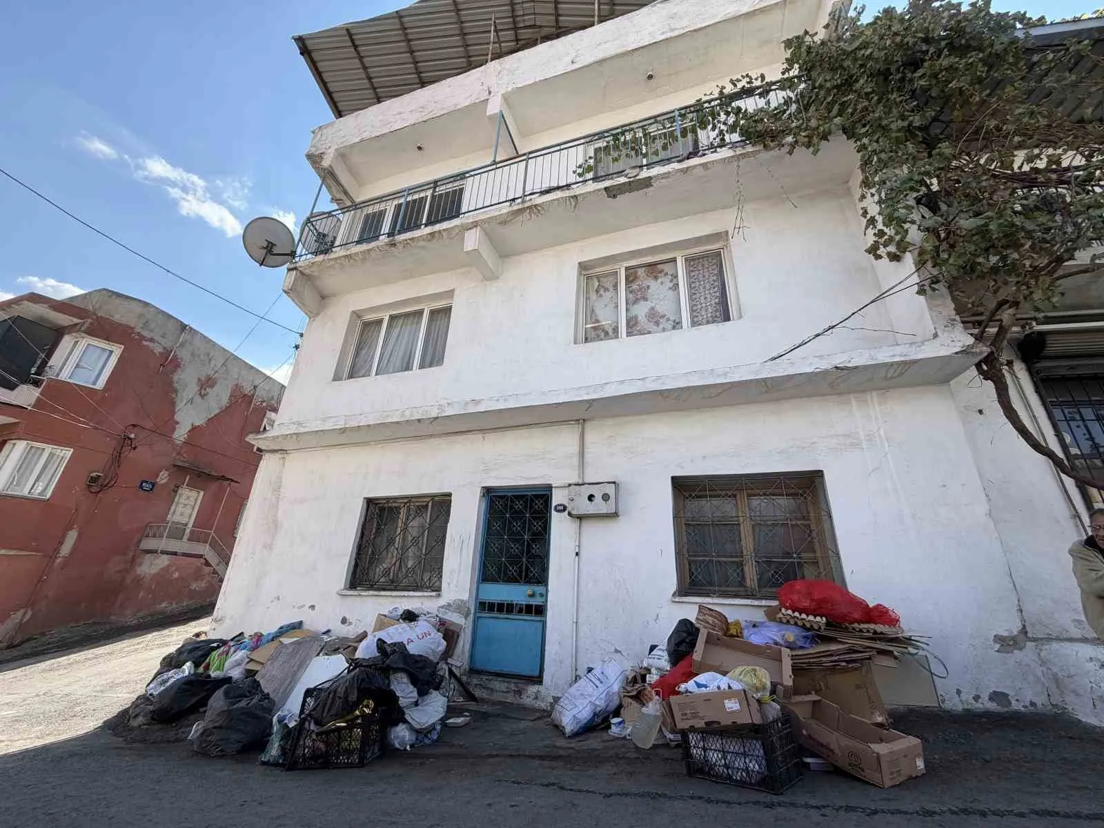 Konak'ta yaşamı felç eden çöp ev krizi: Mahalleli sağlık tehdidi altında