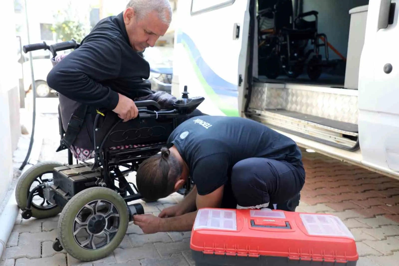 Muğla’da tekerlekli sandalyeler artık yolda kalmıyor: Belediye ekipleri kapıya kadar gidiyor