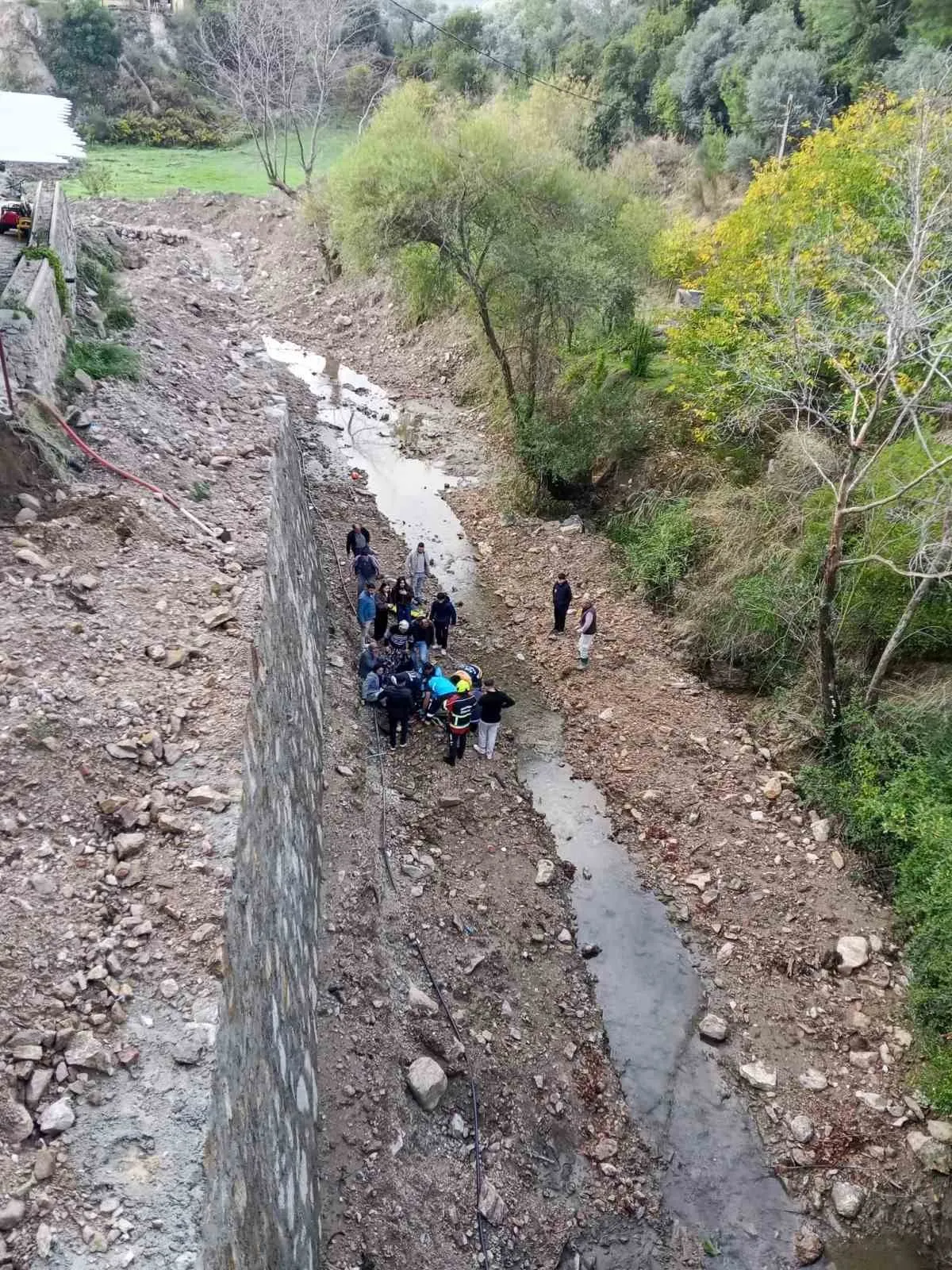 Efeler'de korku dolu anlar: Köprüden dere yatağına yuvarlanan araçta can pazarı
