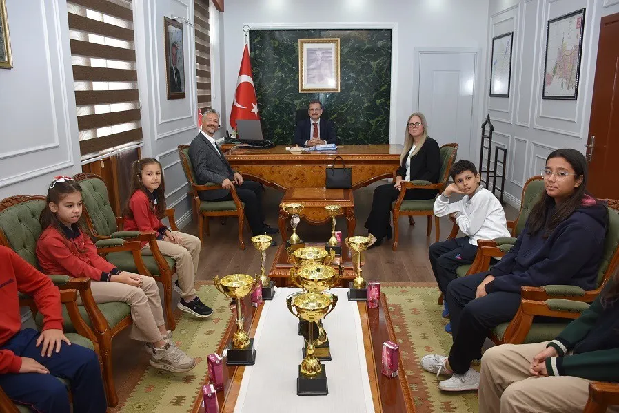 Salihli'nin genç zihinleri başarılarını Kaymakam Güldoğan'a taşıdı