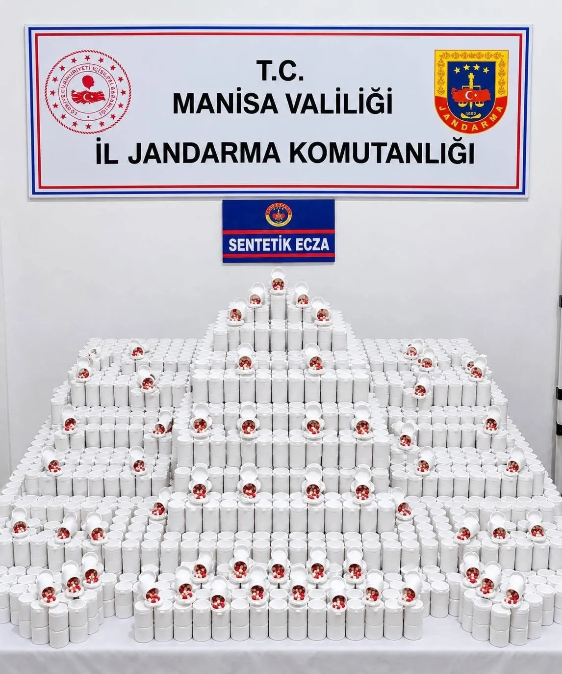 Manisa jandarmasından zehir tacirlerine çifte darbe: Binlerce hap ele geçirildi