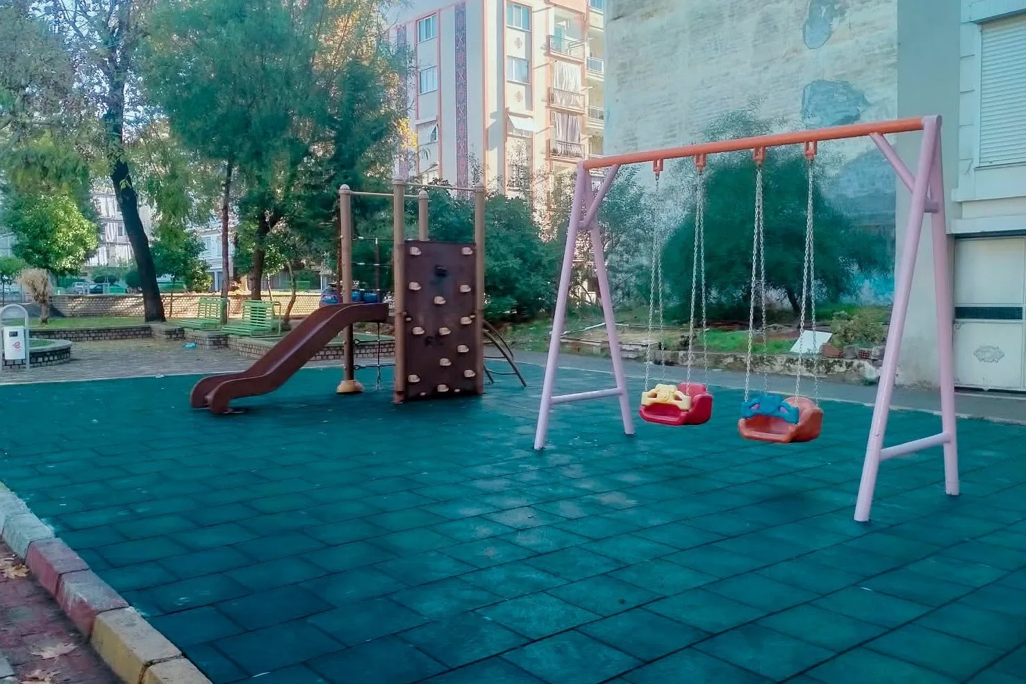 Efeler’de çocukların neşe kaynağı parklar baştan aşağı yenilendi
