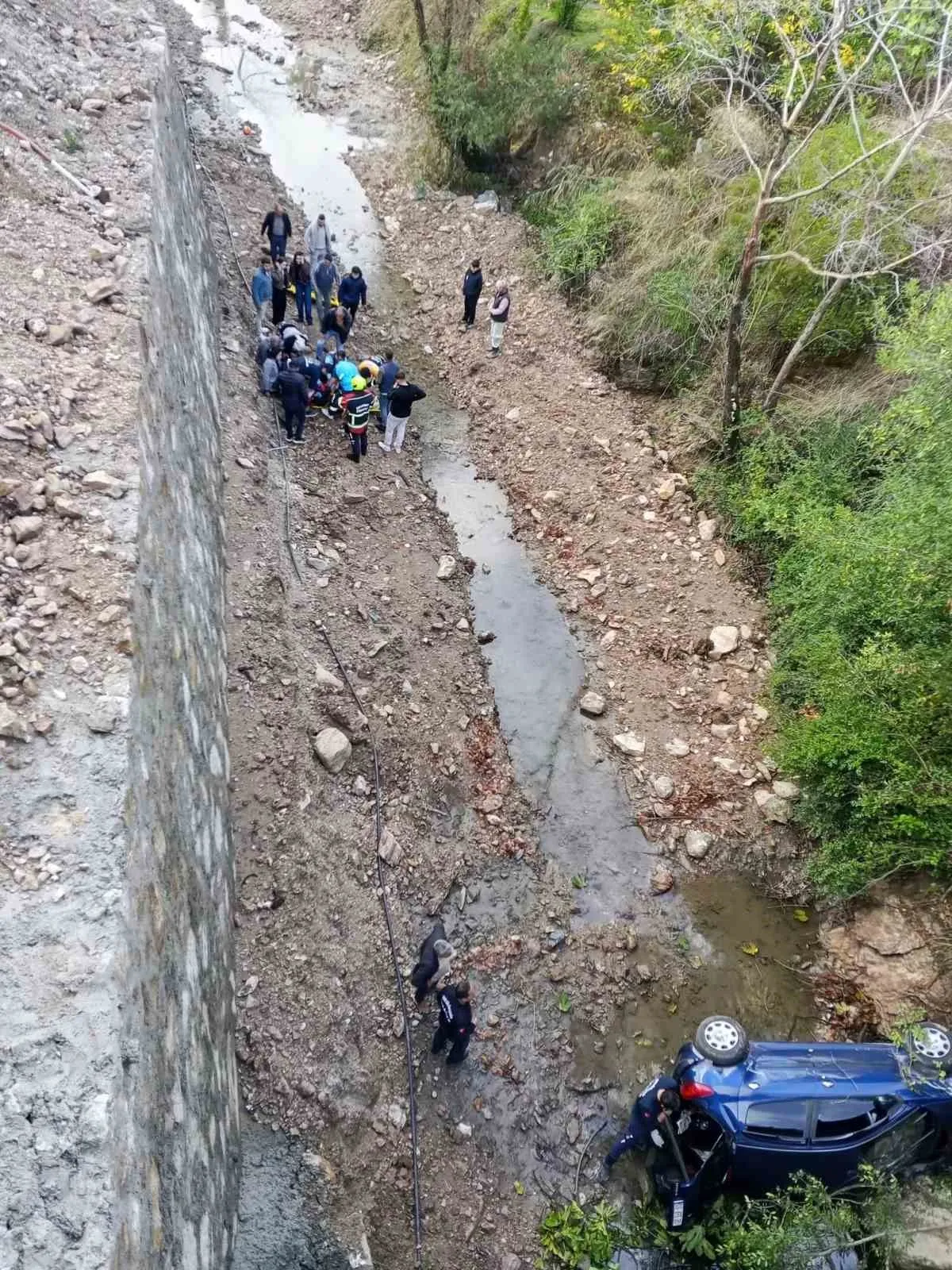 Efeler'de korku dolu anlar: Köprüden dere yatağına yuvarlanan araçta can pazarı